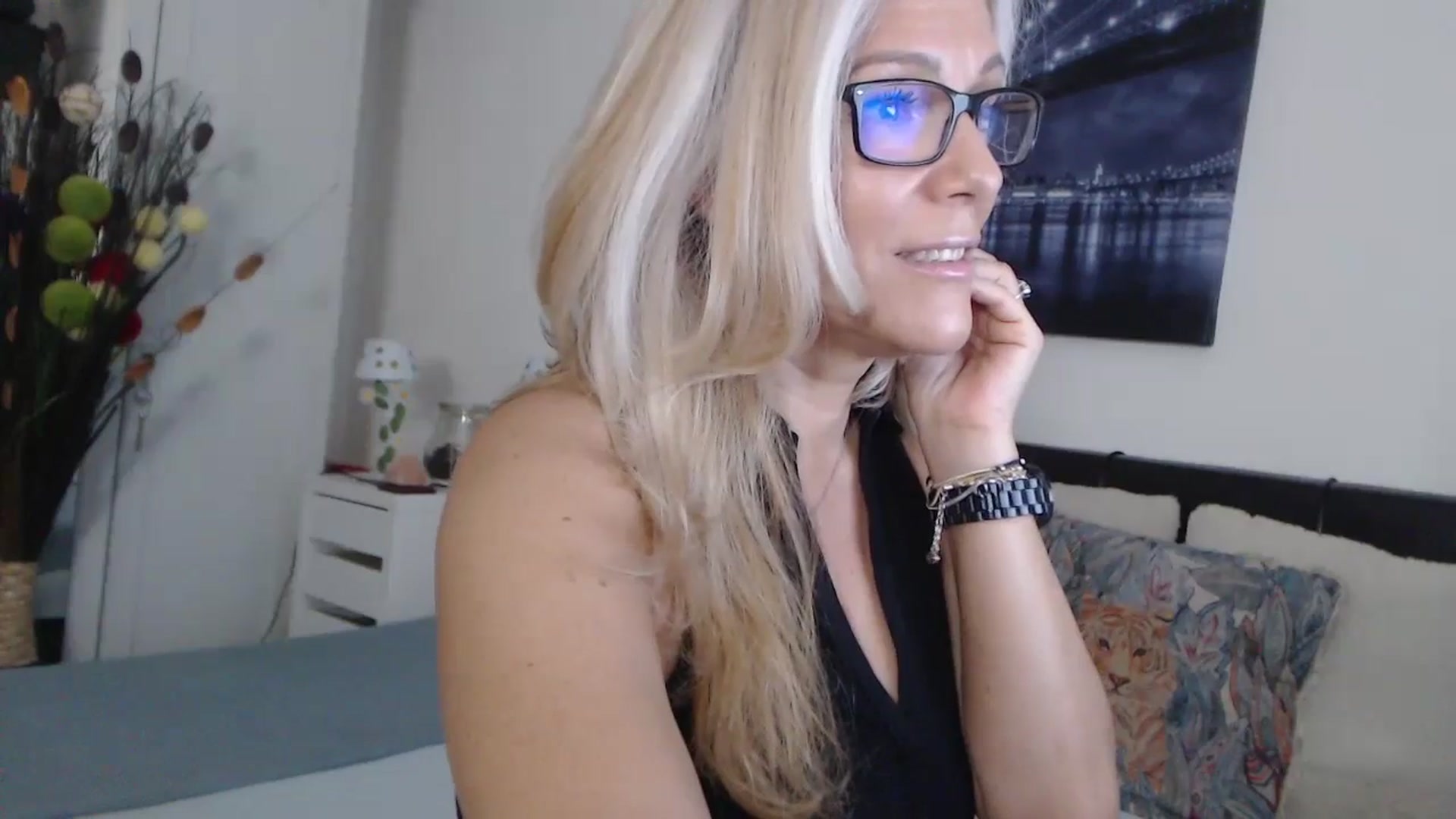 Gallery image thumbnail from Reeya71's myfreecams stream on, 10/25/2024, 06:21 image 2 of 20