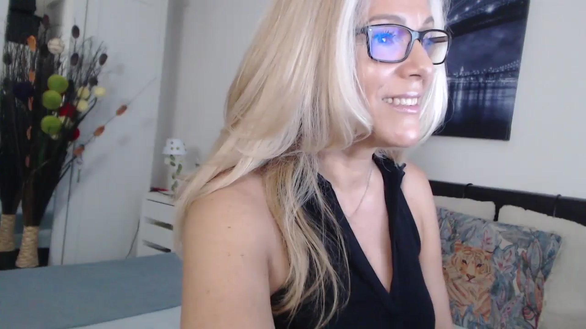Gallery image thumbnail from Reeya71's myfreecams stream on, 10/25/2024, 06:21 image 7 of 20