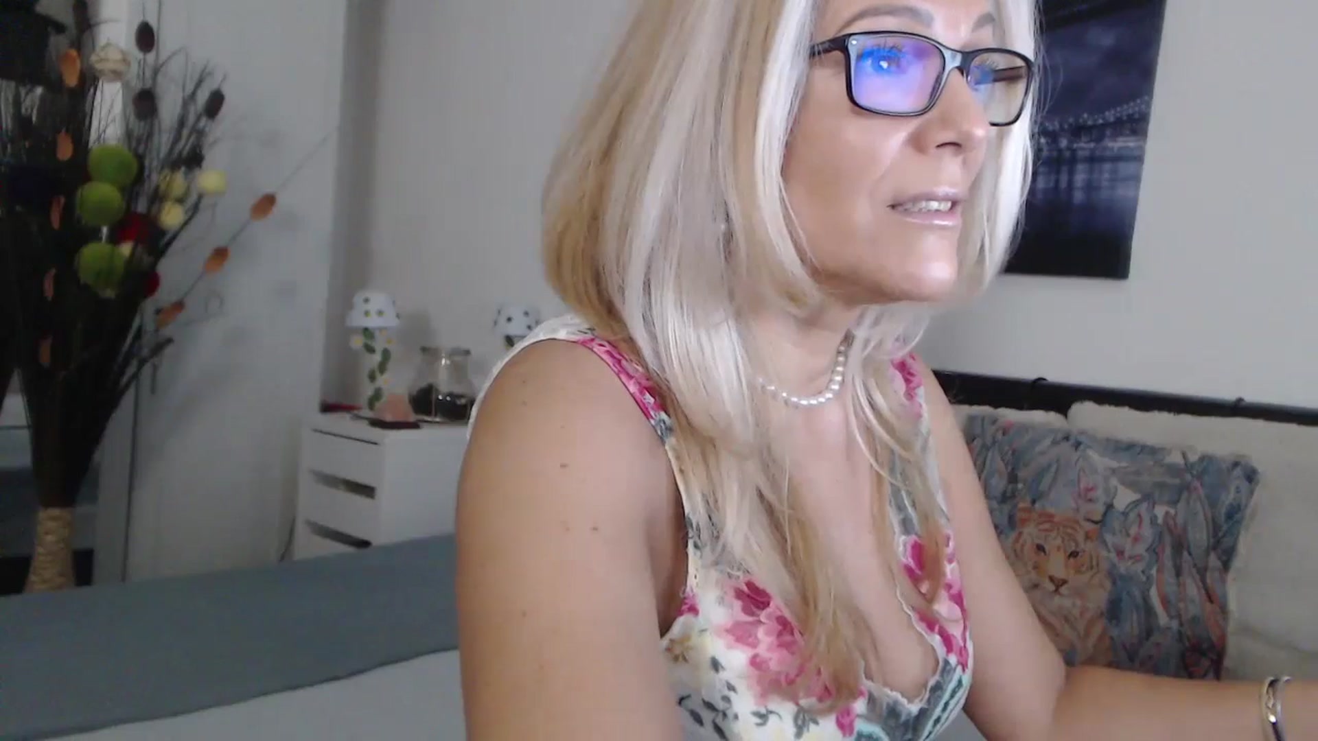 Gallery image thumbnail from Reeya71's myfreecams stream on, 10/26/2024, 03:22 image 6 of 20