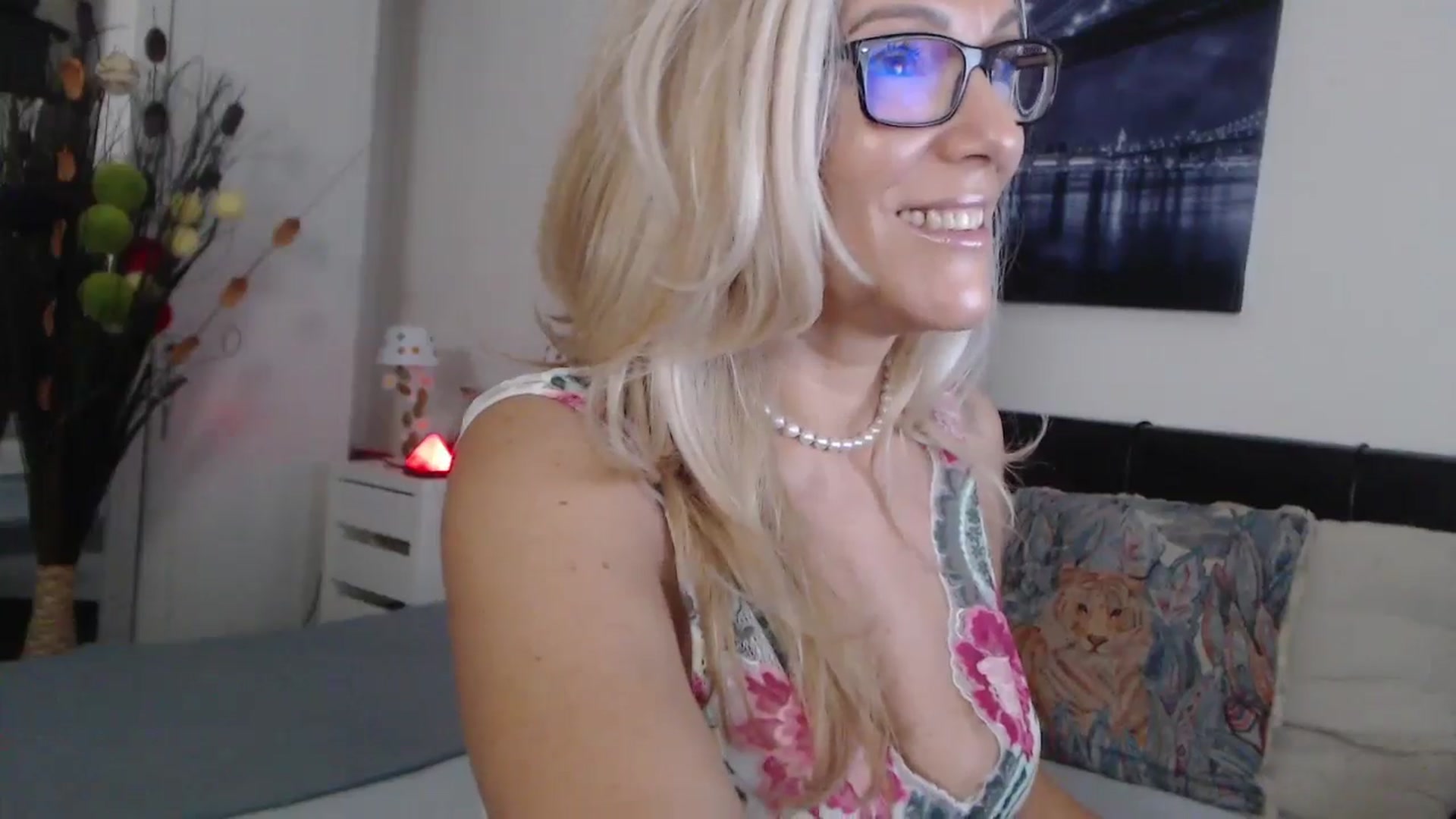 Gallery image thumbnail from Reeya71's myfreecams stream on, 10/26/2024, 04:11 image 10 of 20