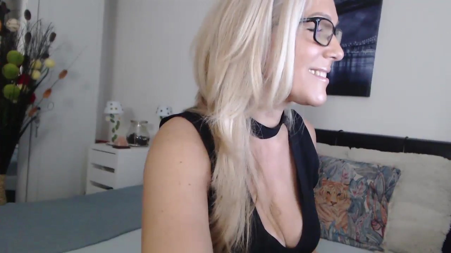 Gallery image thumbnail from Reeya71's myfreecams stream on, 10/28/2024, 03:55 image 16 of 20