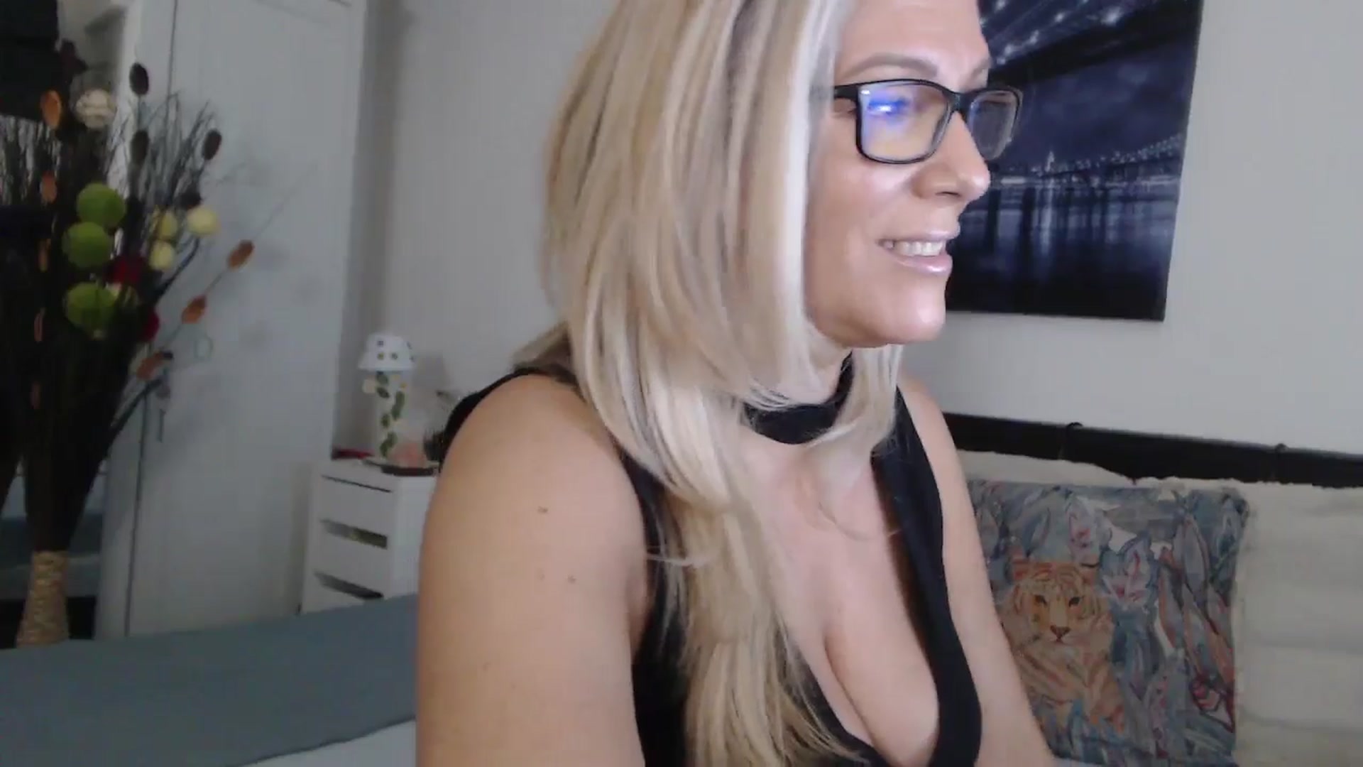 Gallery image thumbnail from Reeya71's myfreecams stream on, 10/28/2024, 05:28 image 15 of 20