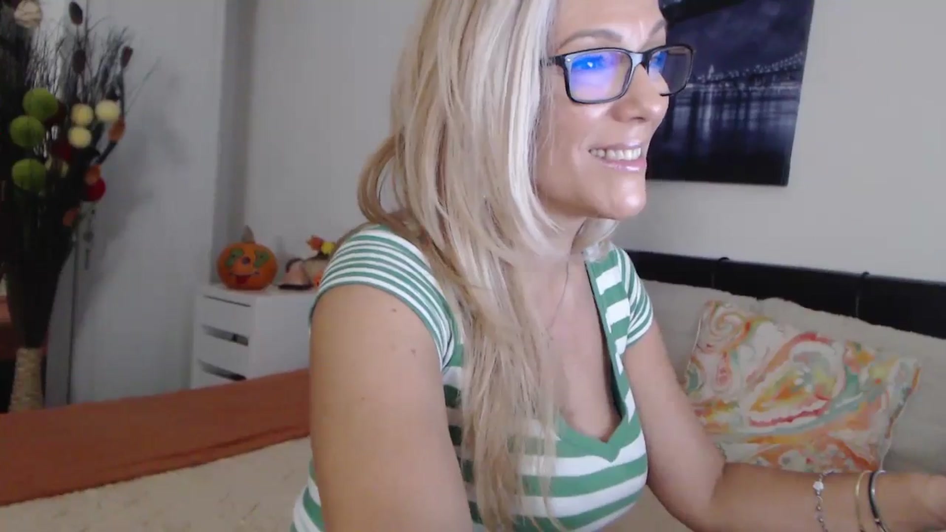 Gallery image thumbnail from Reeya71's myfreecams stream on, 10/29/2024, 05:26 image 9 of 20