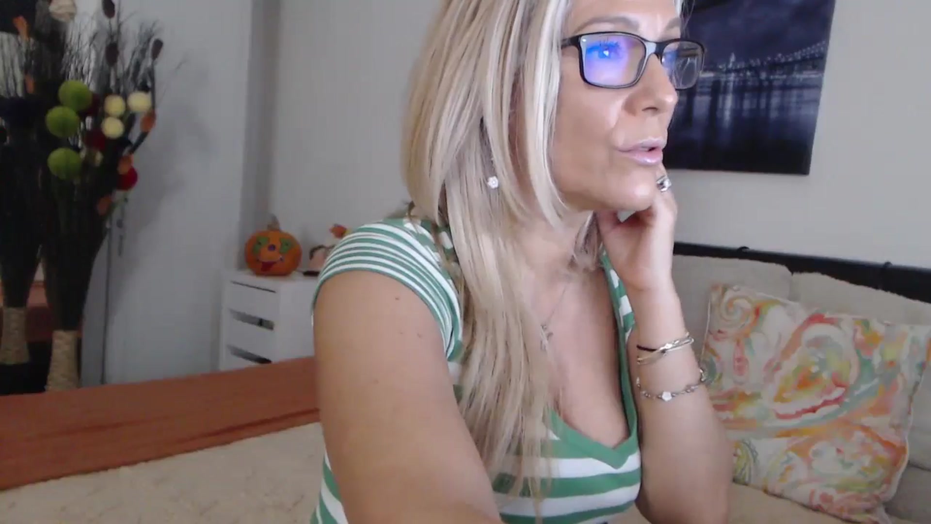 Gallery image thumbnail from Reeya71's myfreecams stream on, 10/29/2024, 06:21 image 9 of 20