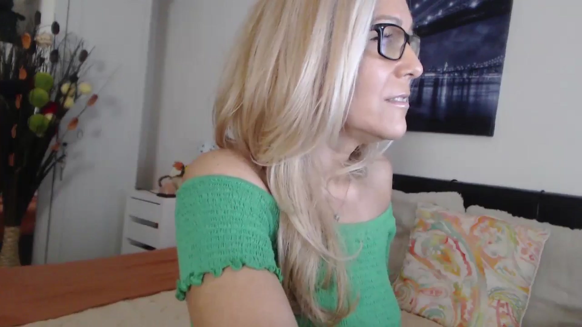 Gallery image thumbnail from Reeya71's myfreecams stream on, 11/15/2024, 06:17 image 15 of 20