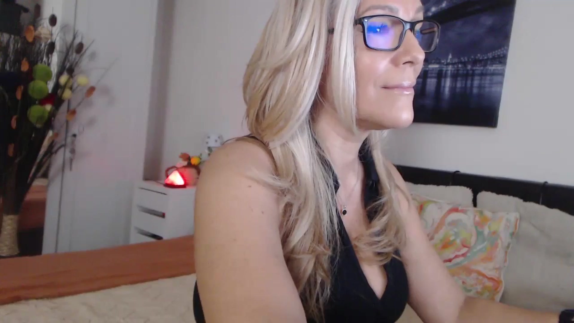 Gallery image thumbnail from Reeya71's myfreecams stream on, 11/16/2024, 02:56 image 18 of 20