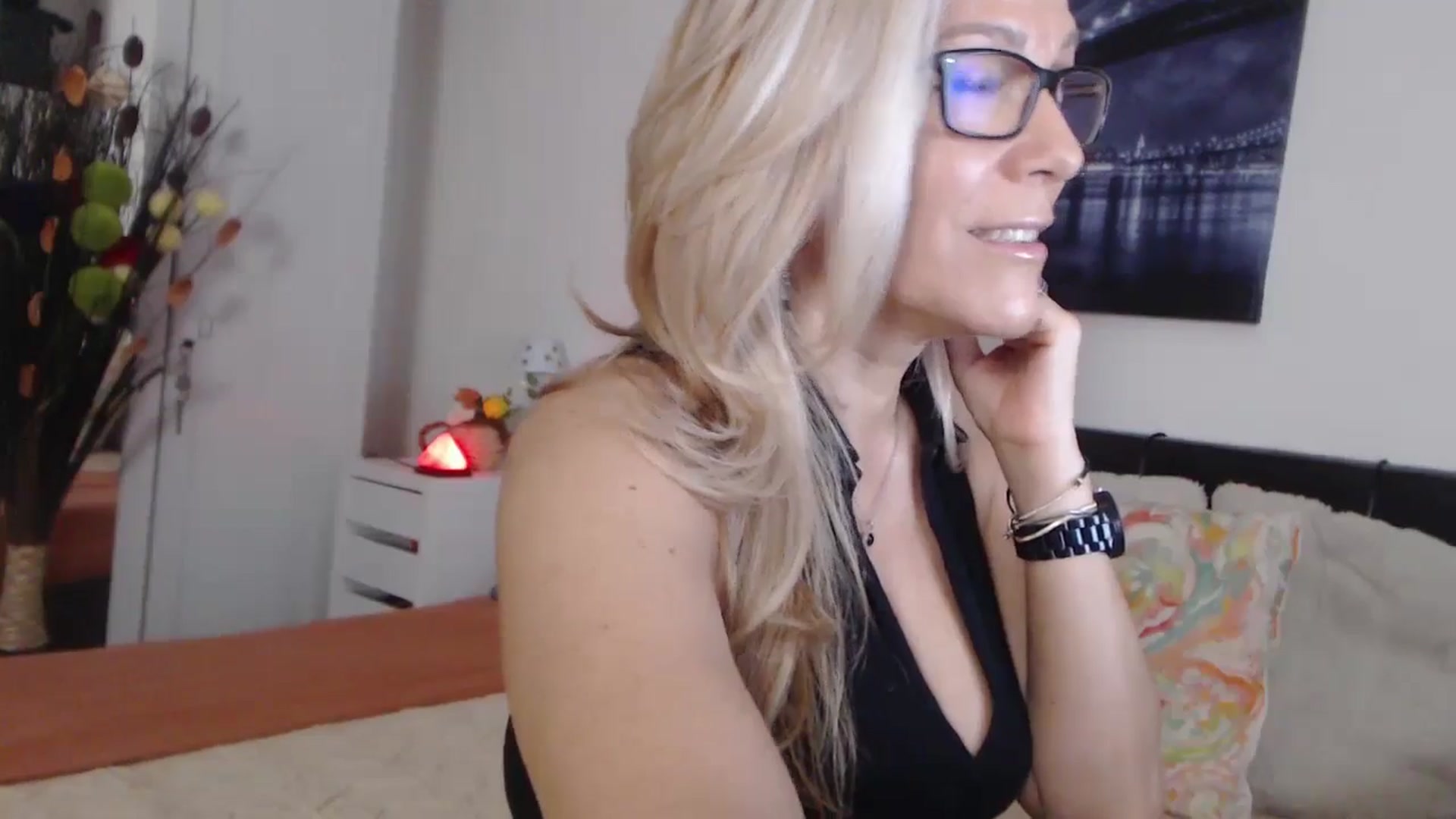 Gallery image thumbnail from Reeya71's myfreecams stream on, 11/16/2024, 02:56 image 12 of 20
