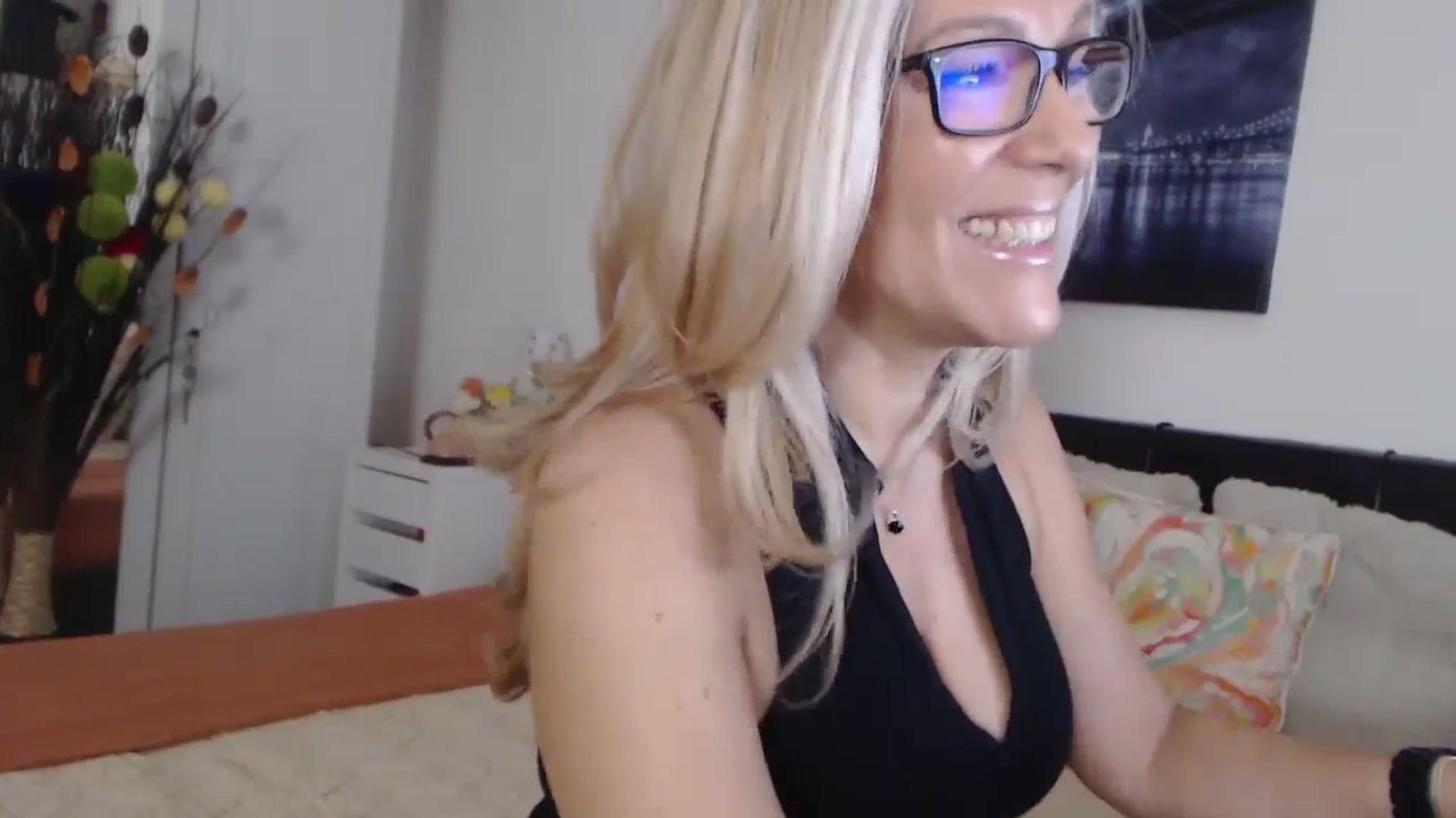 Gallery image thumbnail from Reeya71's myfreecams stream on, 11/16/2024, 03:19 image 14 of 20