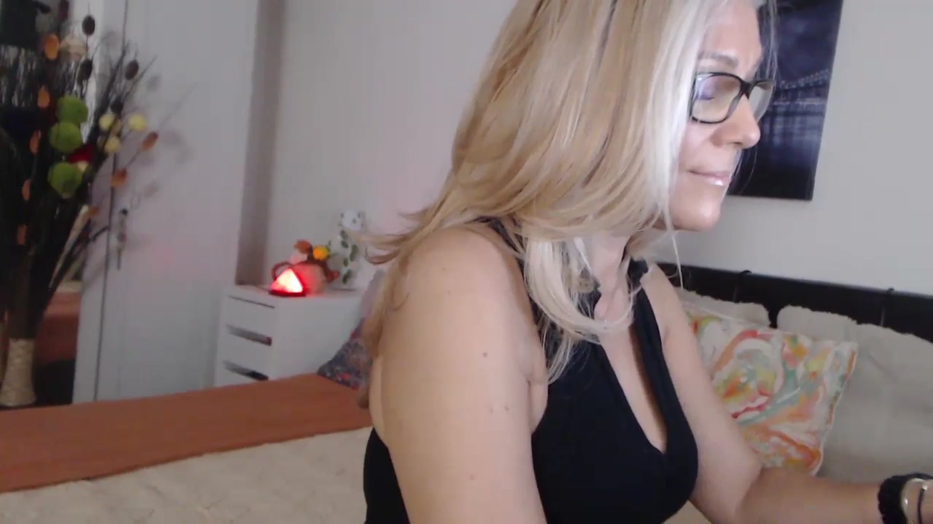 Gallery image thumbnail from Reeya71's myfreecams stream on, 11/16/2024, 03:19 image 6 of 20