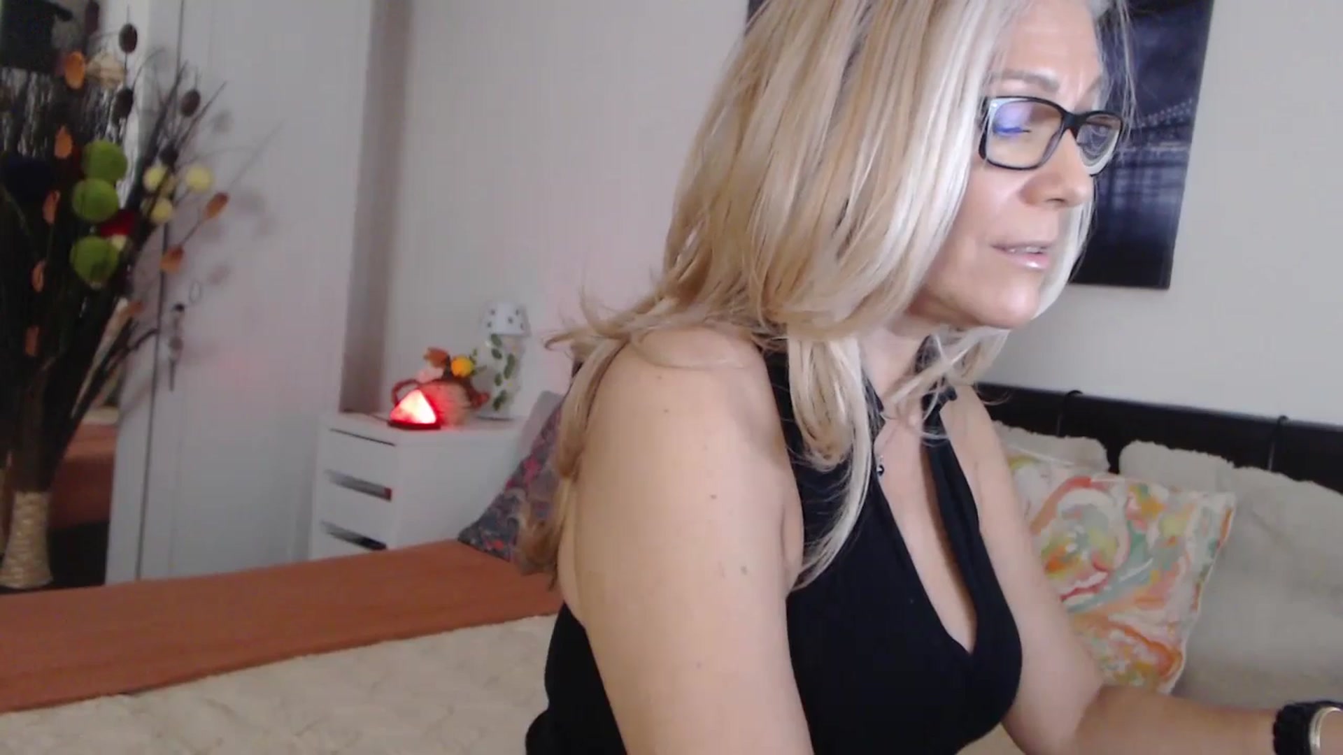 Gallery image thumbnail from Reeya71's myfreecams stream on, 11/16/2024, 03:19 image 17 of 20