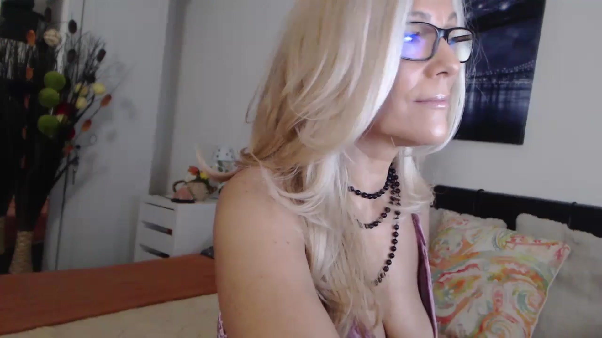 Gallery image thumbnail from Reeya71's myfreecams stream on, 11/21/2024, 05:14 image 12 of 20