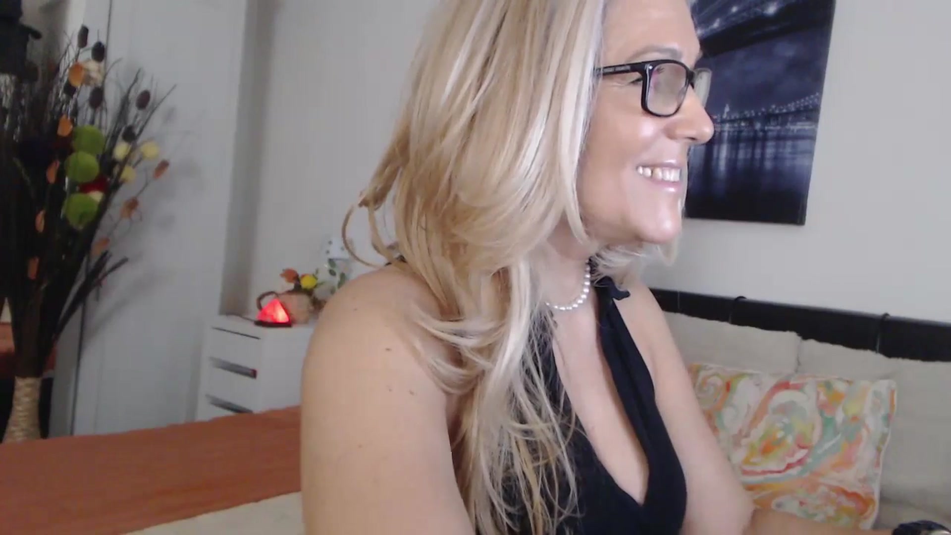 Gallery image thumbnail from Reeya71's myfreecams stream on, 11/26/2024, 03:59 image 16 of 20