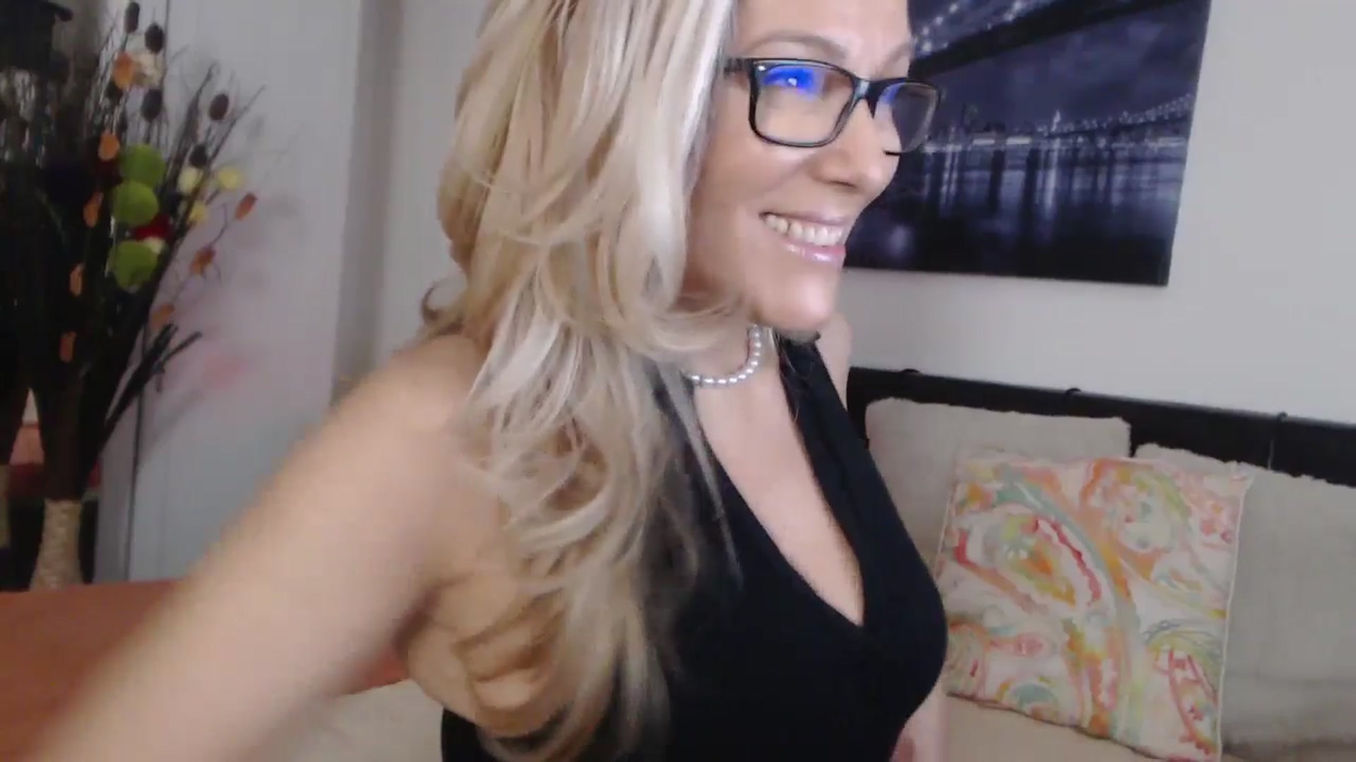Gallery image thumbnail from Reeya71's myfreecams stream on, 11/26/2024, 06:25 image 17 of 20