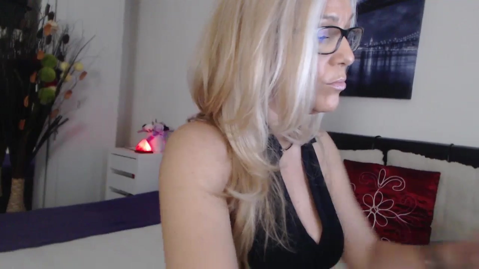 Gallery image thumbnail from Reeya71's myfreecams stream on, 12/06/2024, 04:21 image 14 of 20