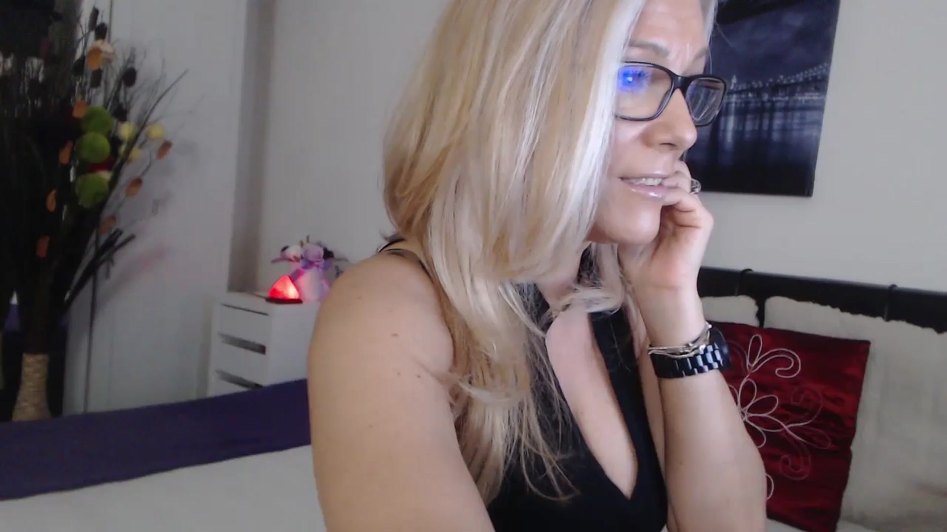 Gallery image thumbnail from Reeya71's myfreecams stream on, 12/06/2024, 04:21 image 6 of 20