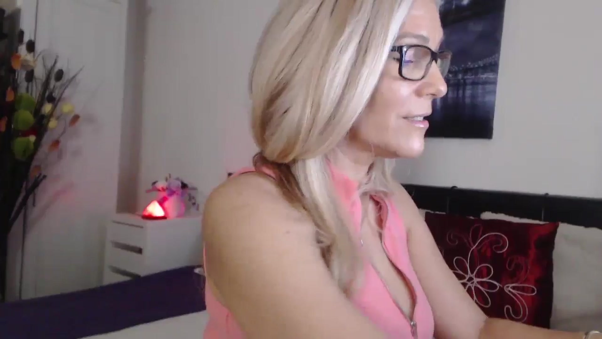 Gallery image thumbnail from Reeya71's myfreecams stream on, 12/10/2024, 03:57 image 17 of 20