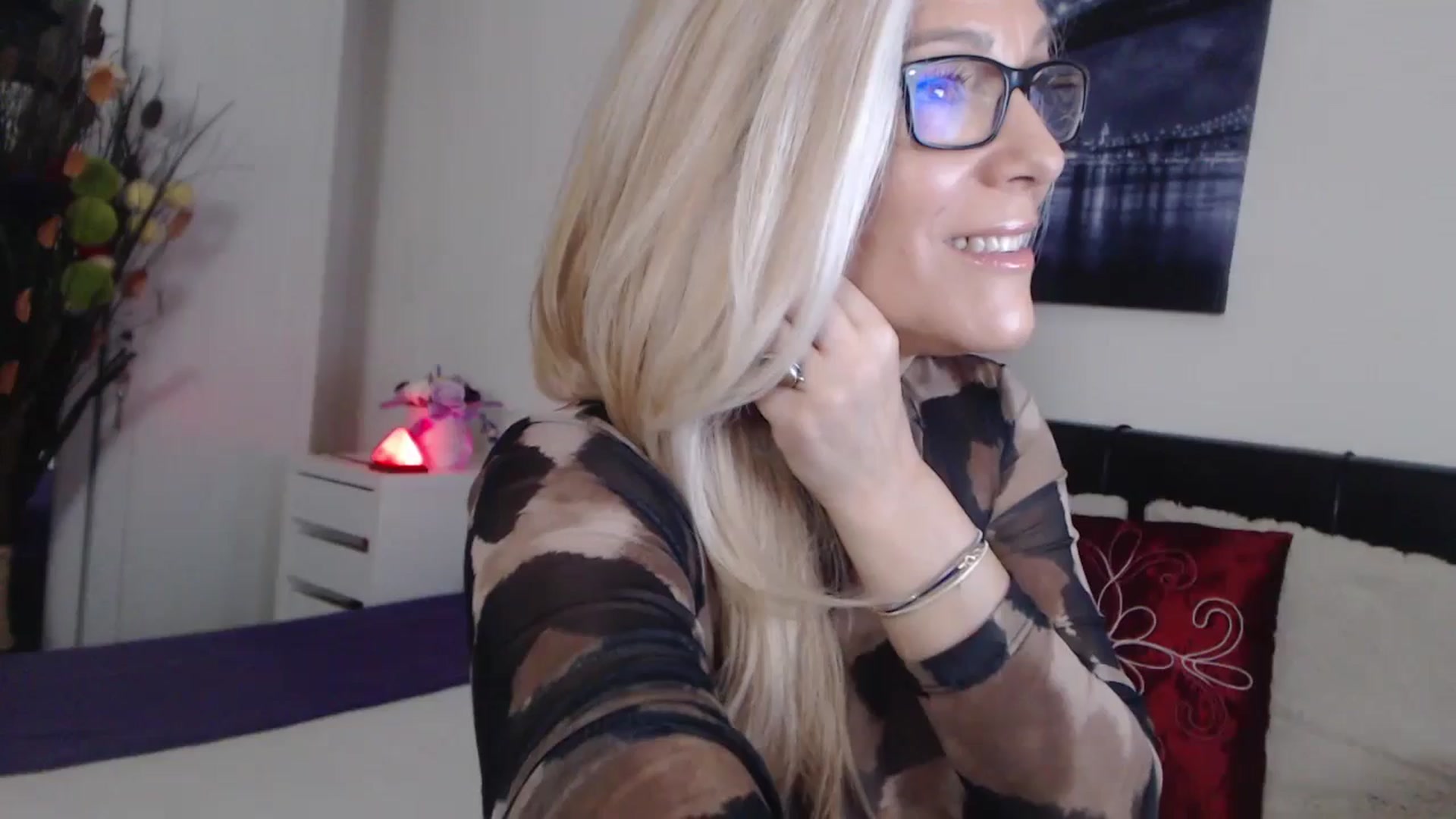 Gallery image thumbnail from Reeya71's myfreecams stream on, 12/17/2024, 04:19 image 1 of 20