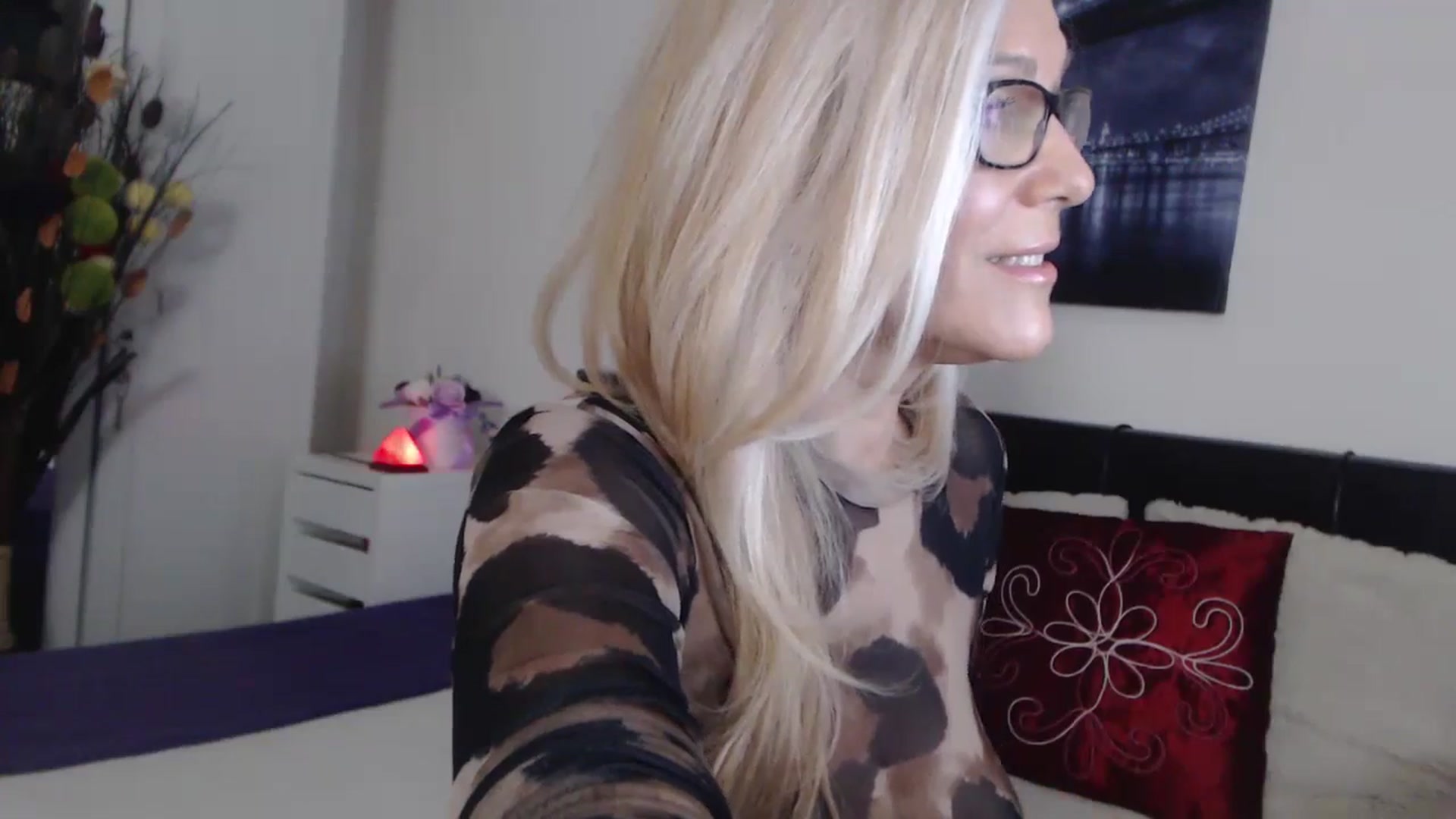 Gallery image thumbnail from Reeya71's myfreecams stream on, 12/17/2024, 04:19 image 10 of 20