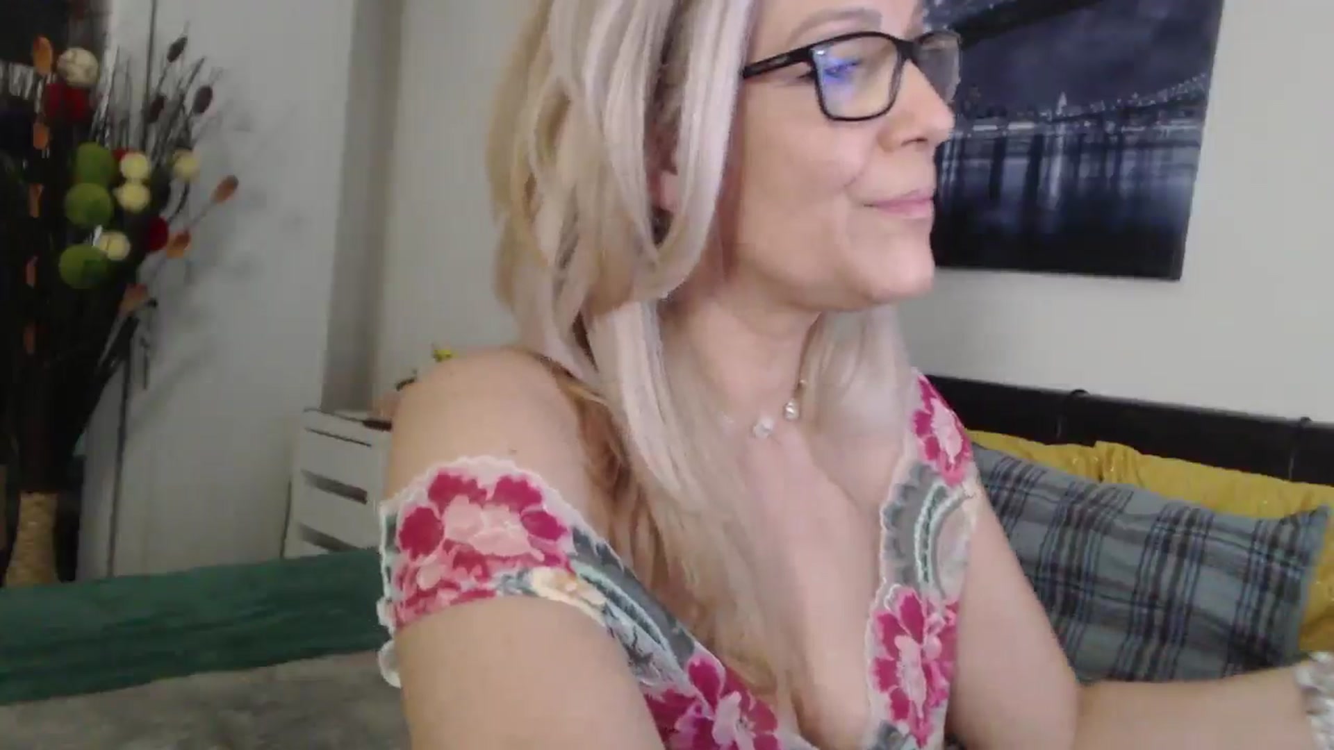 Gallery image thumbnail from Reeya71's myfreecams stream on, 03/17/2025, 06:25 image 16 of 20