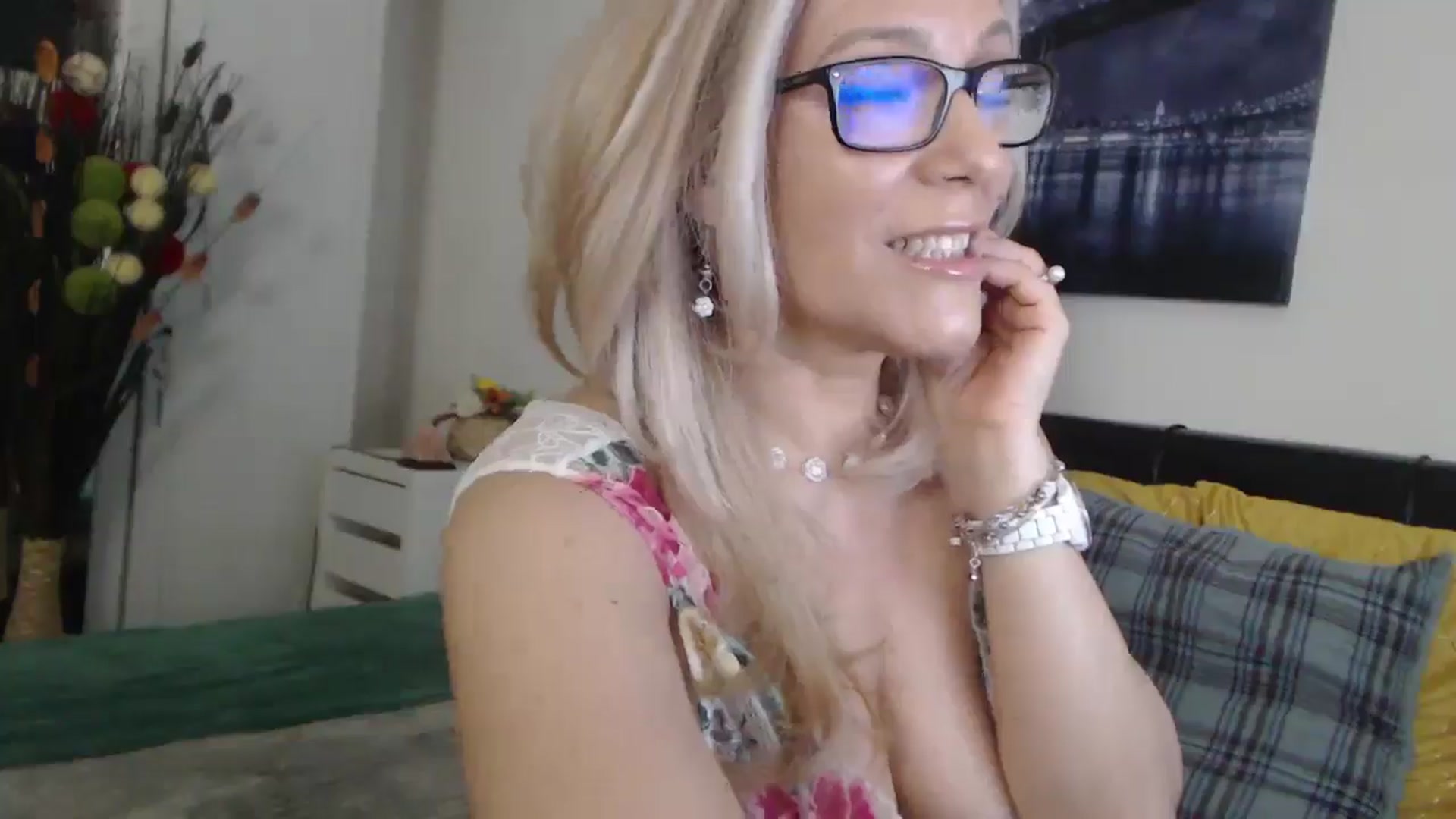 Gallery image thumbnail from Reeya71's myfreecams stream on, 03/17/2025, 07:40 image 12 of 20