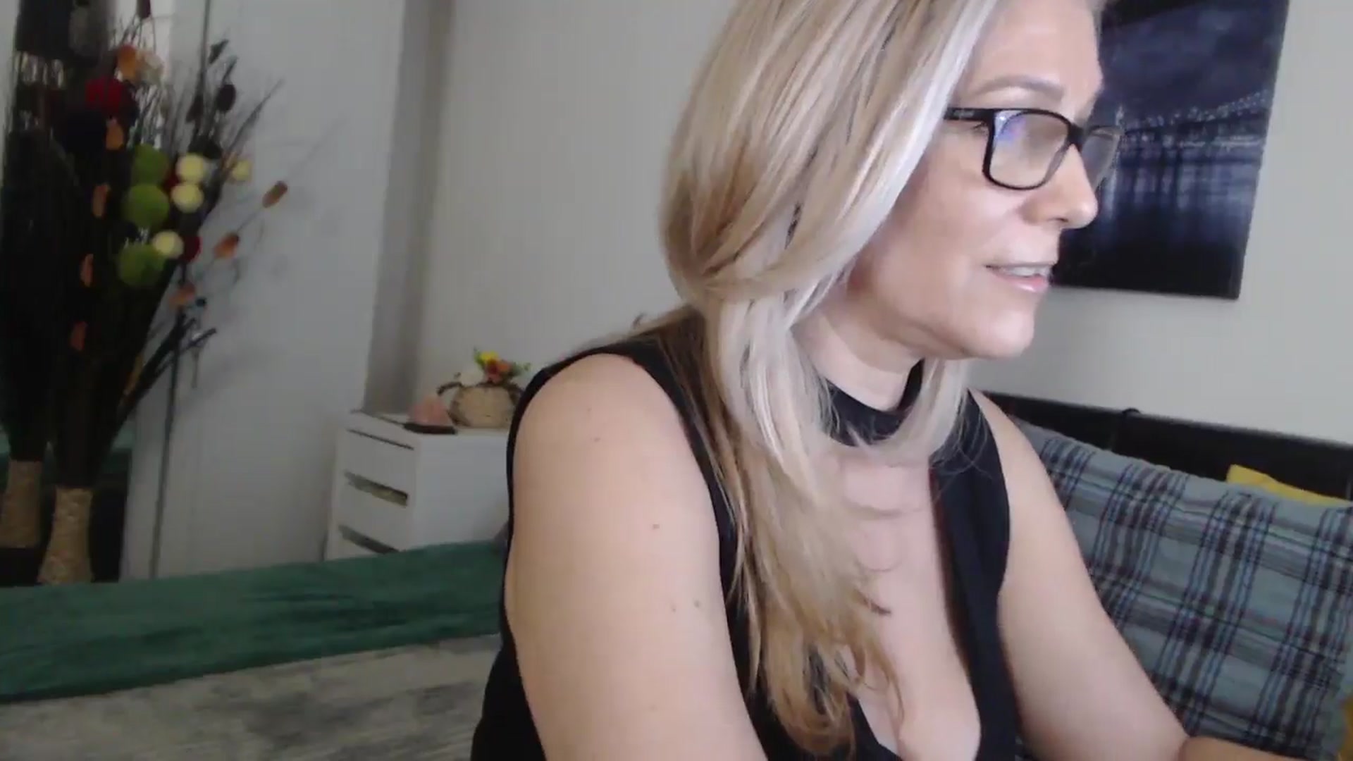 Gallery image thumbnail from Reeya71's myfreecams stream on, 03/26/2025, 07:20 image 4 of 20