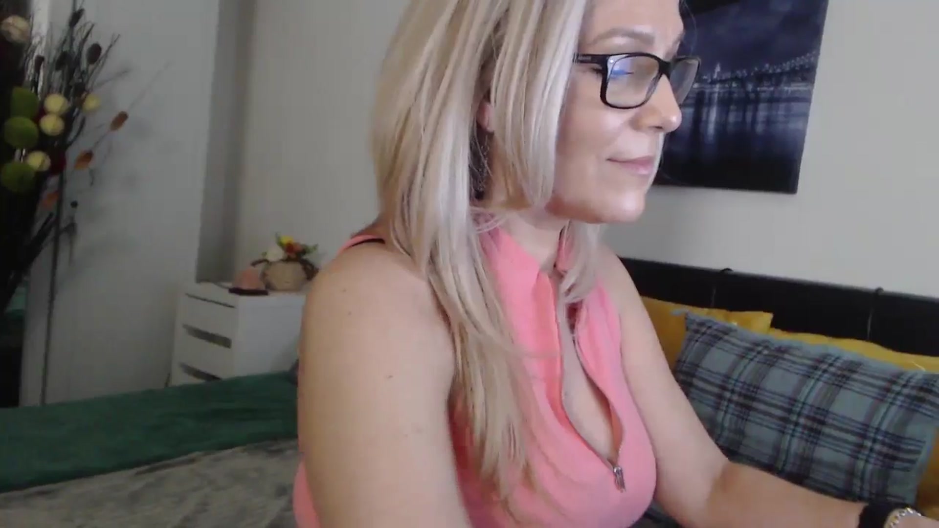 Gallery image thumbnail from Reeya71's myfreecams stream on, 03/29/2025, 11:29 image 12 of 20