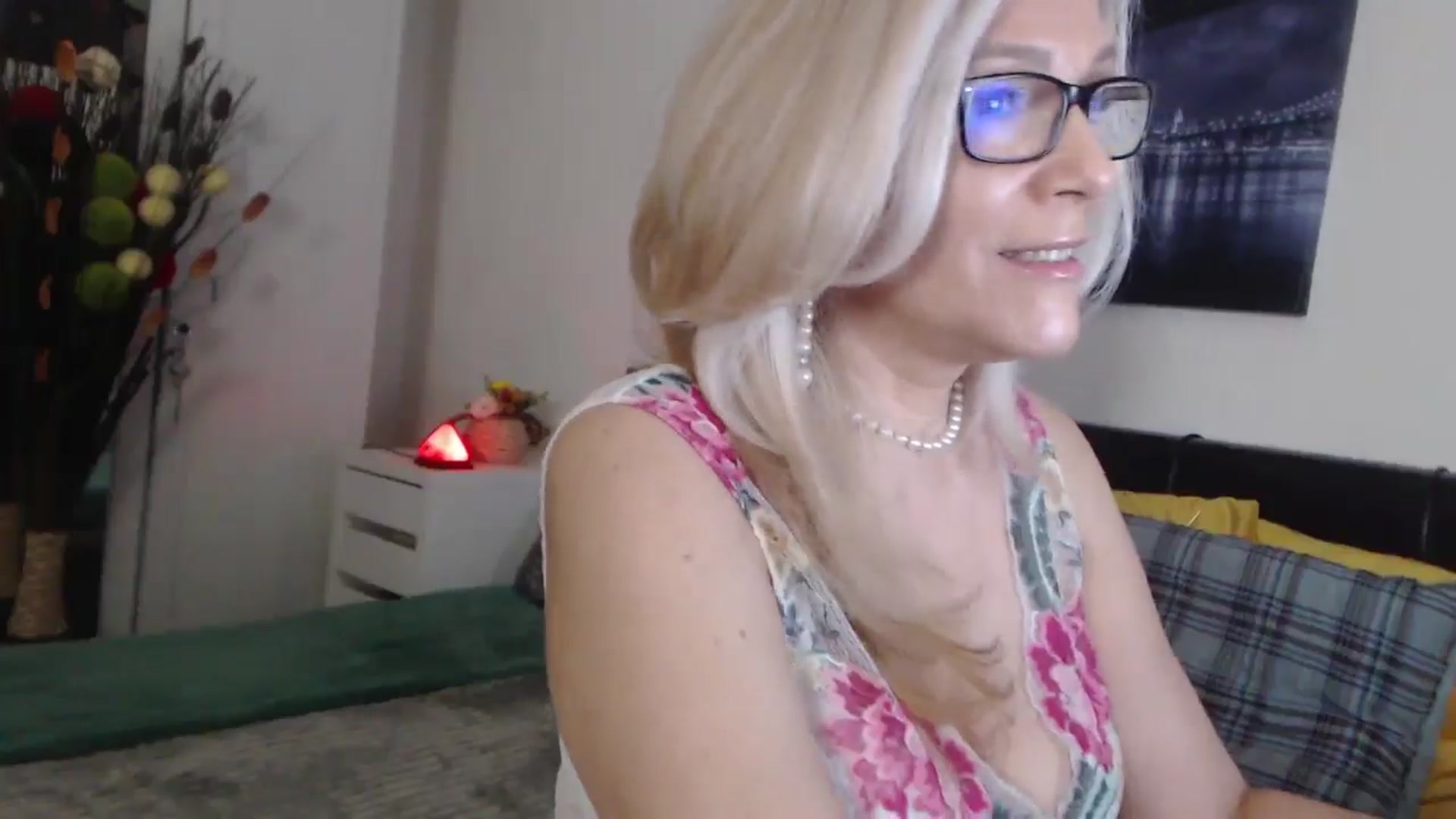 Gallery image thumbnail from Reeya71's myfreecams stream on, 03/31/2025, 21:34 image 4 of 20