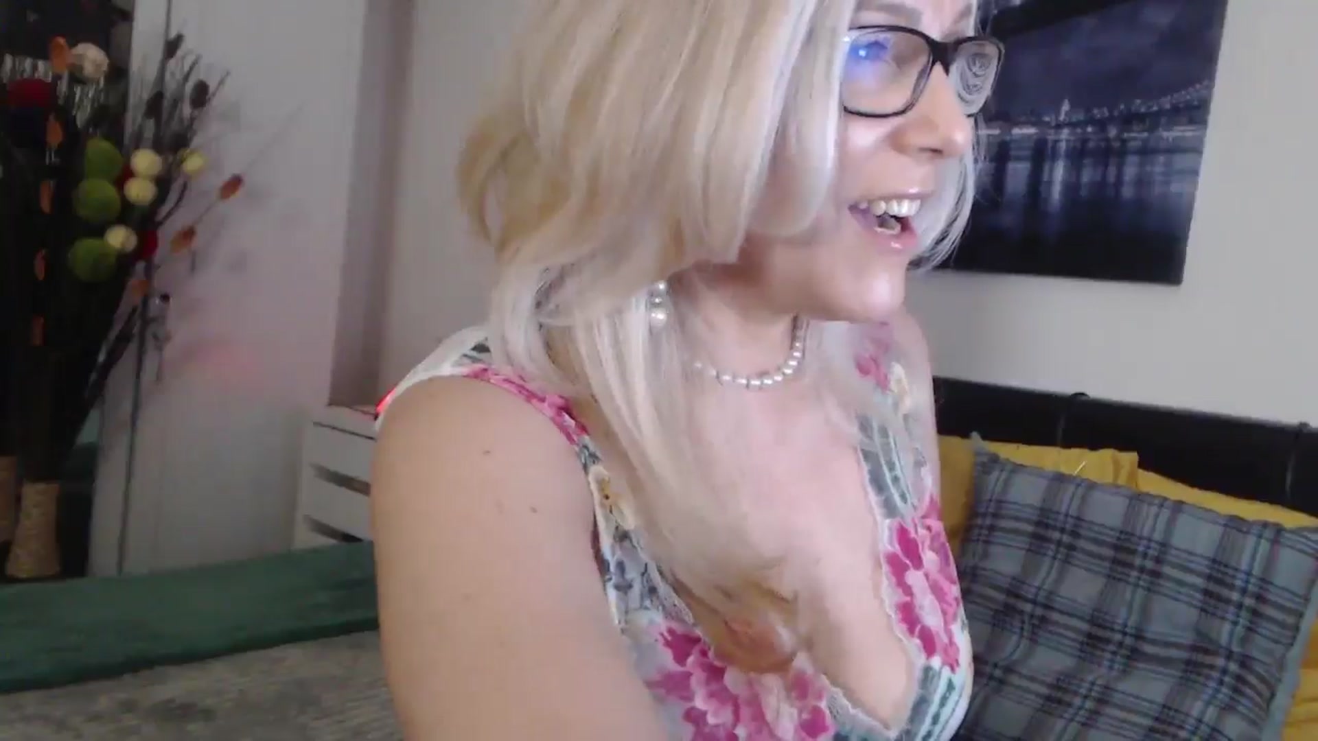 Gallery image thumbnail from Reeya71's myfreecams stream on, 03/31/2025, 21:34 image 12 of 20