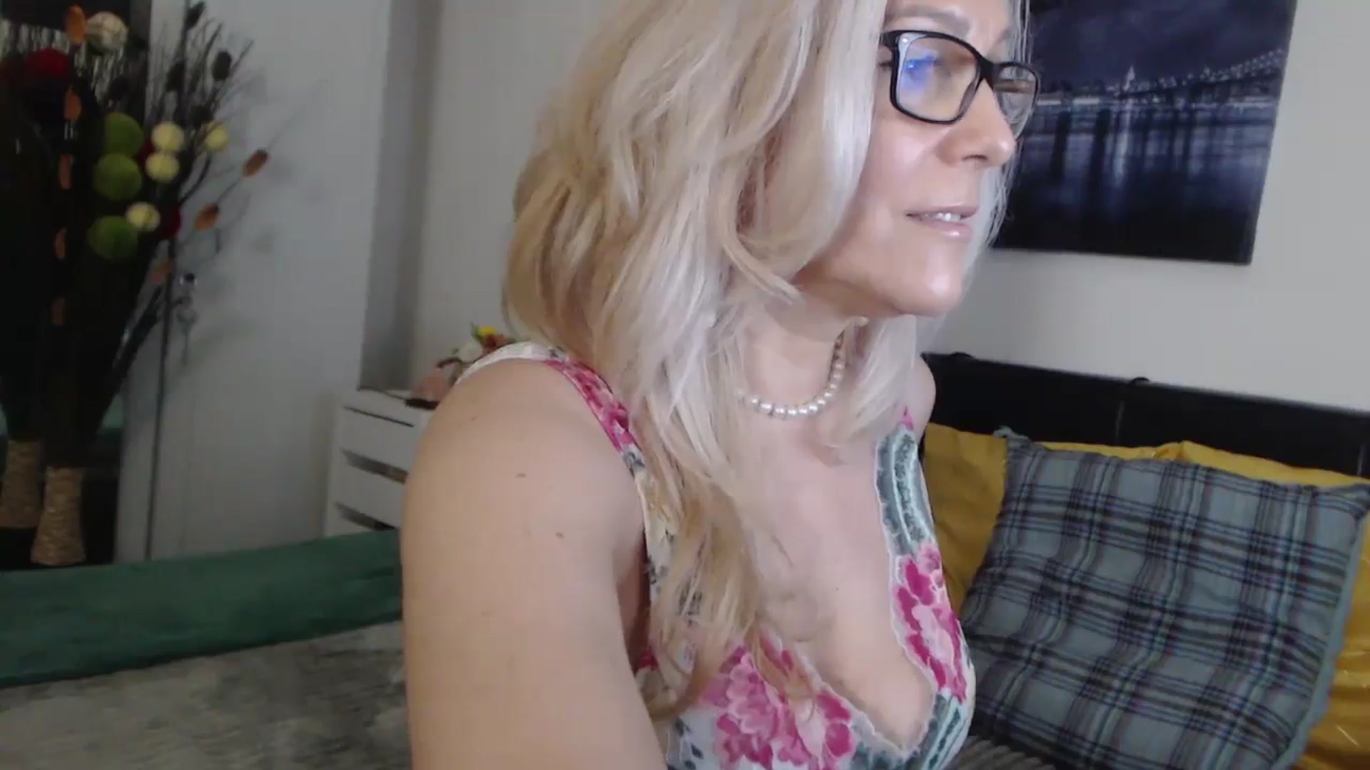 Gallery image thumbnail from Reeya71's myfreecams stream on, 03/31/2025, 23:46 image 16 of 20