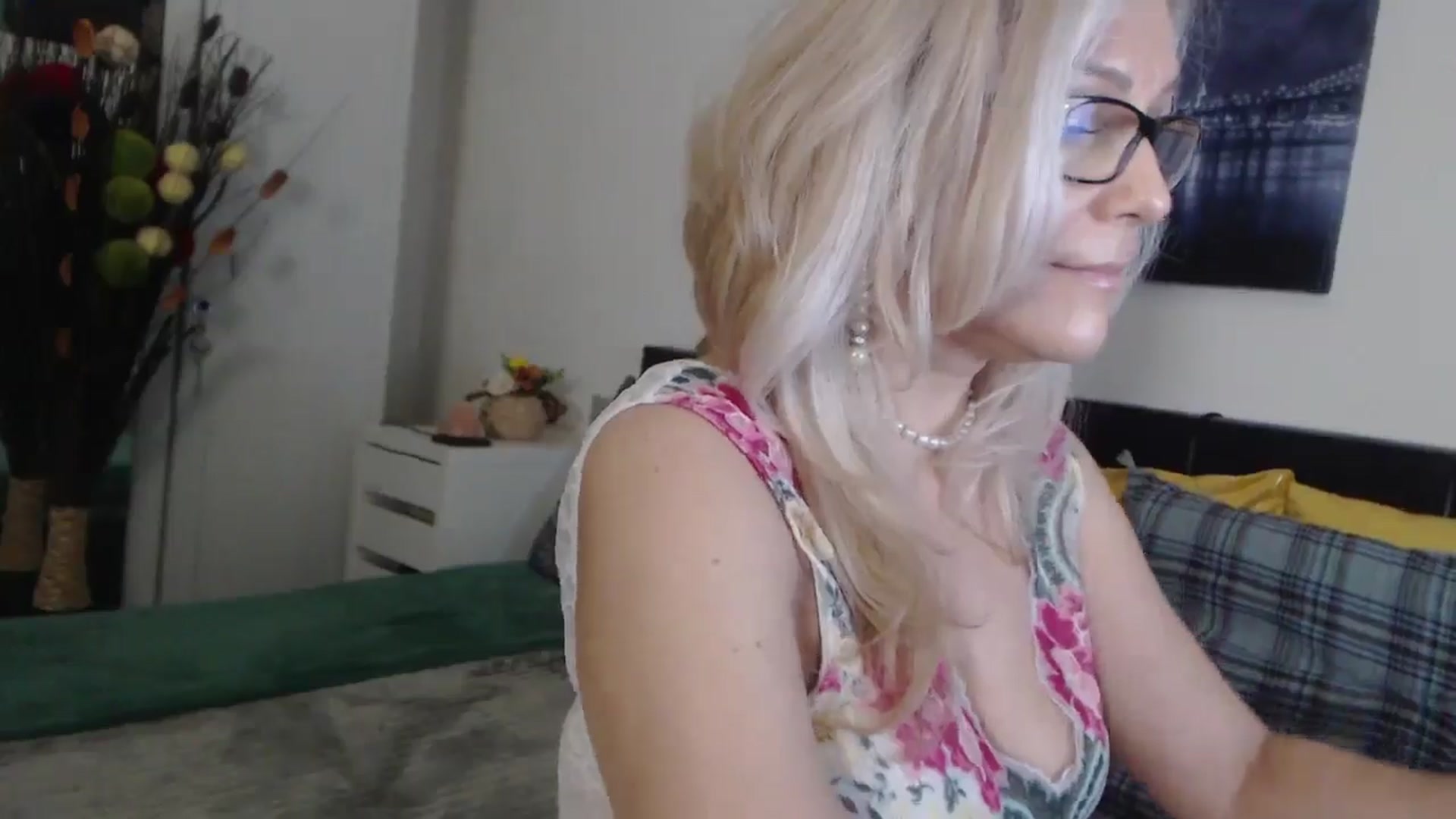 Gallery image thumbnail from Reeya71's myfreecams stream on, 04/01/2025, 24:41 image 11 of 20