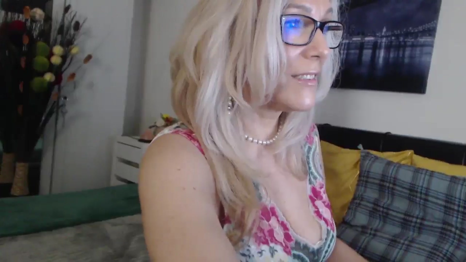 Gallery image thumbnail from Reeya71's myfreecams stream on, 04/01/2025, 24:41 image 4 of 20