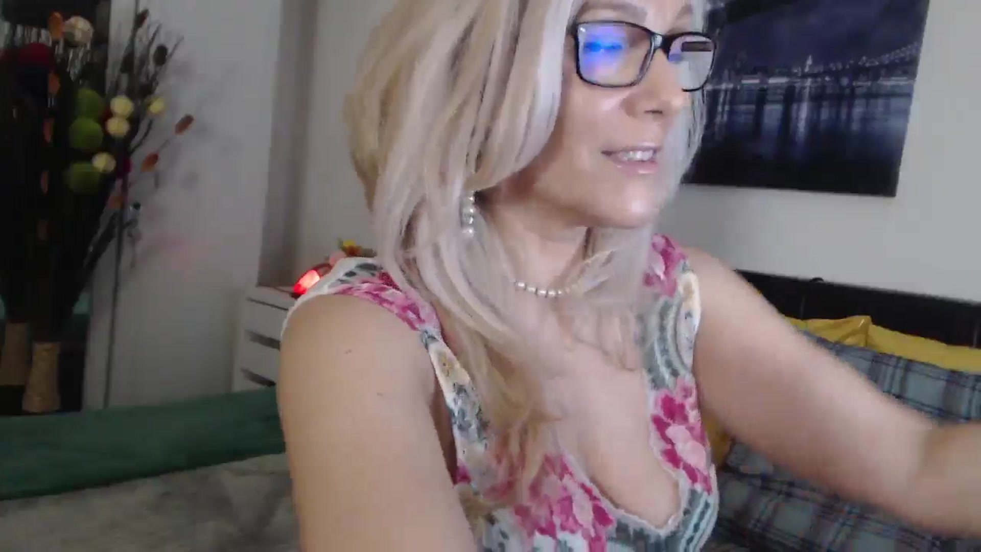 Gallery image thumbnail from Reeya71's myfreecams stream on, 04/01/2025, 24:41 image 13 of 20