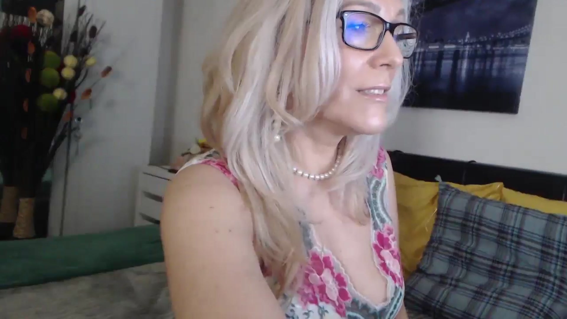 Gallery image thumbnail from Reeya71's myfreecams stream on, 04/01/2025, 24:41 image 5 of 20