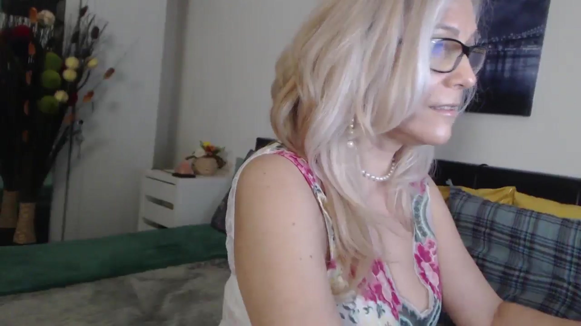 Gallery image thumbnail from Reeya71's myfreecams stream on, 04/01/2025, 24:41 image 6 of 20