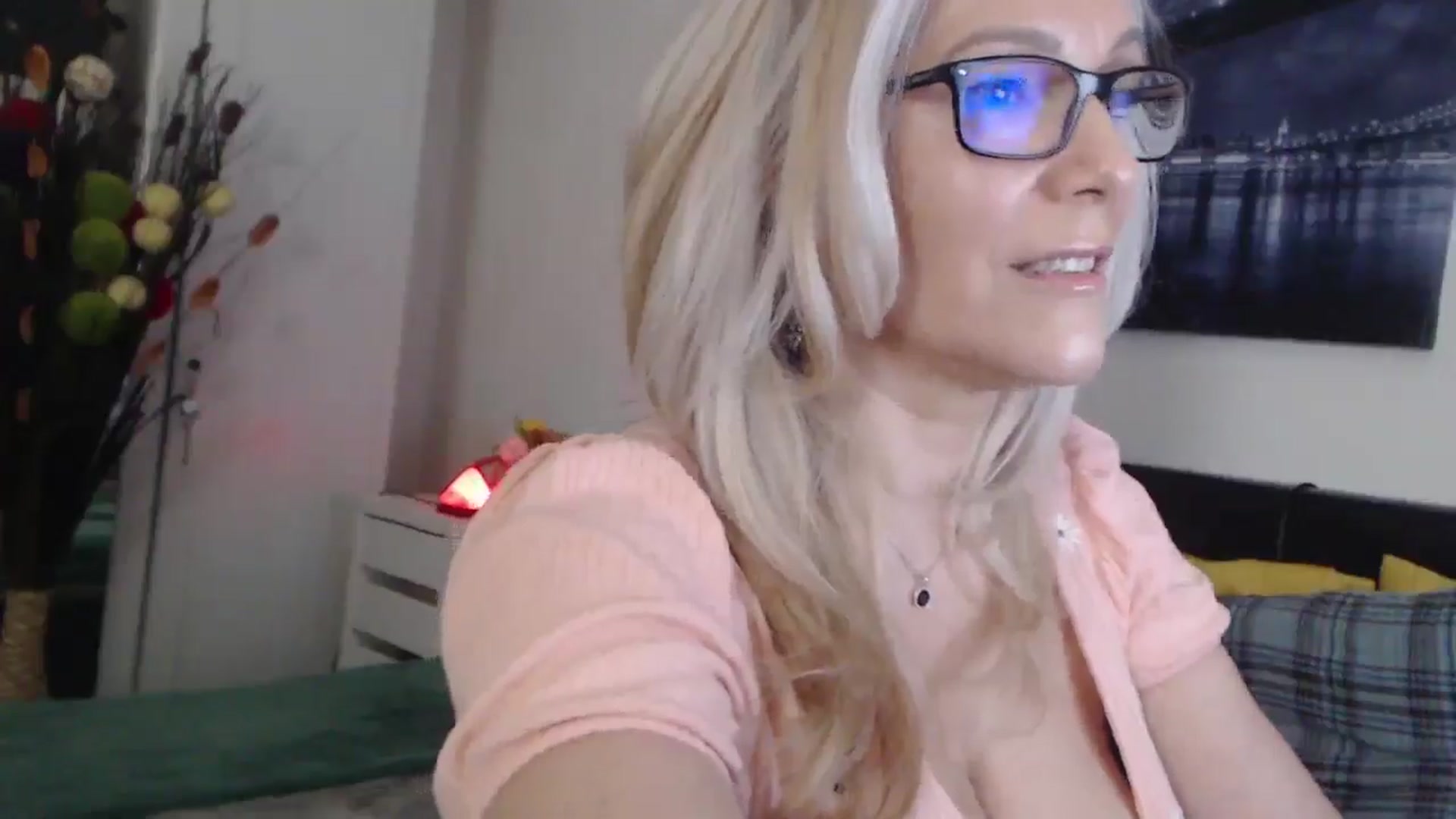 Gallery image thumbnail from Reeya71's myfreecams stream on, 04/03/2025, 05:38 image 13 of 20