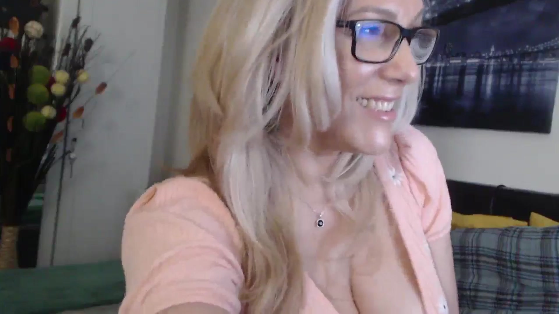 Gallery image thumbnail from Reeya71's myfreecams stream on, 04/03/2025, 05:38 image 10 of 20