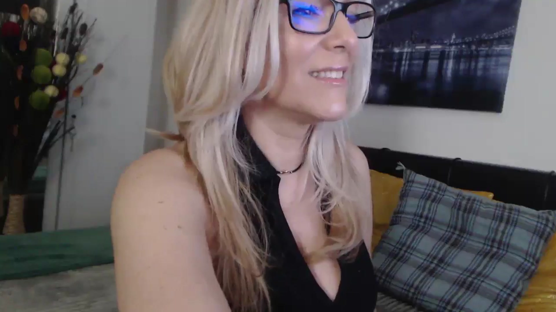 Gallery image thumbnail from Reeya71's myfreecams stream on, 04/04/2025, 06:06 image 5 of 20