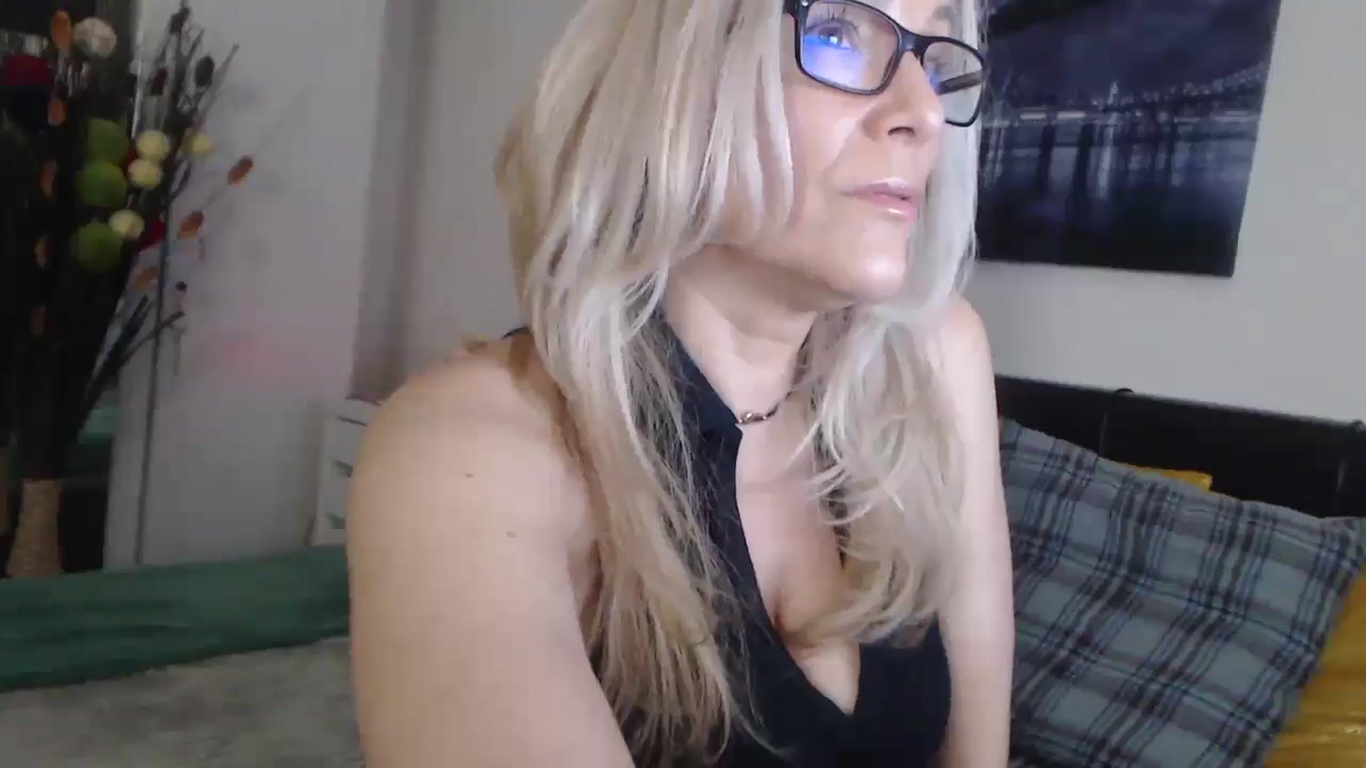 Gallery image thumbnail from Reeya71's myfreecams stream on, 04/04/2025, 06:06 image 7 of 20