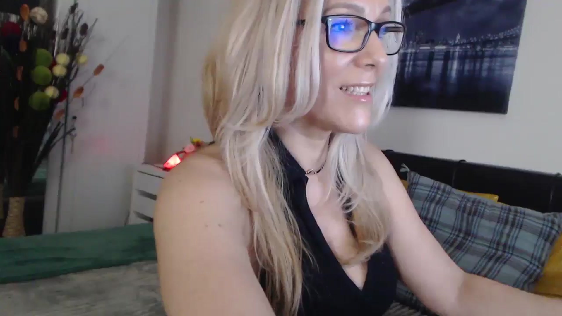 Gallery image thumbnail from Reeya71's myfreecams stream on, 04/04/2025, 06:06 image 10 of 20