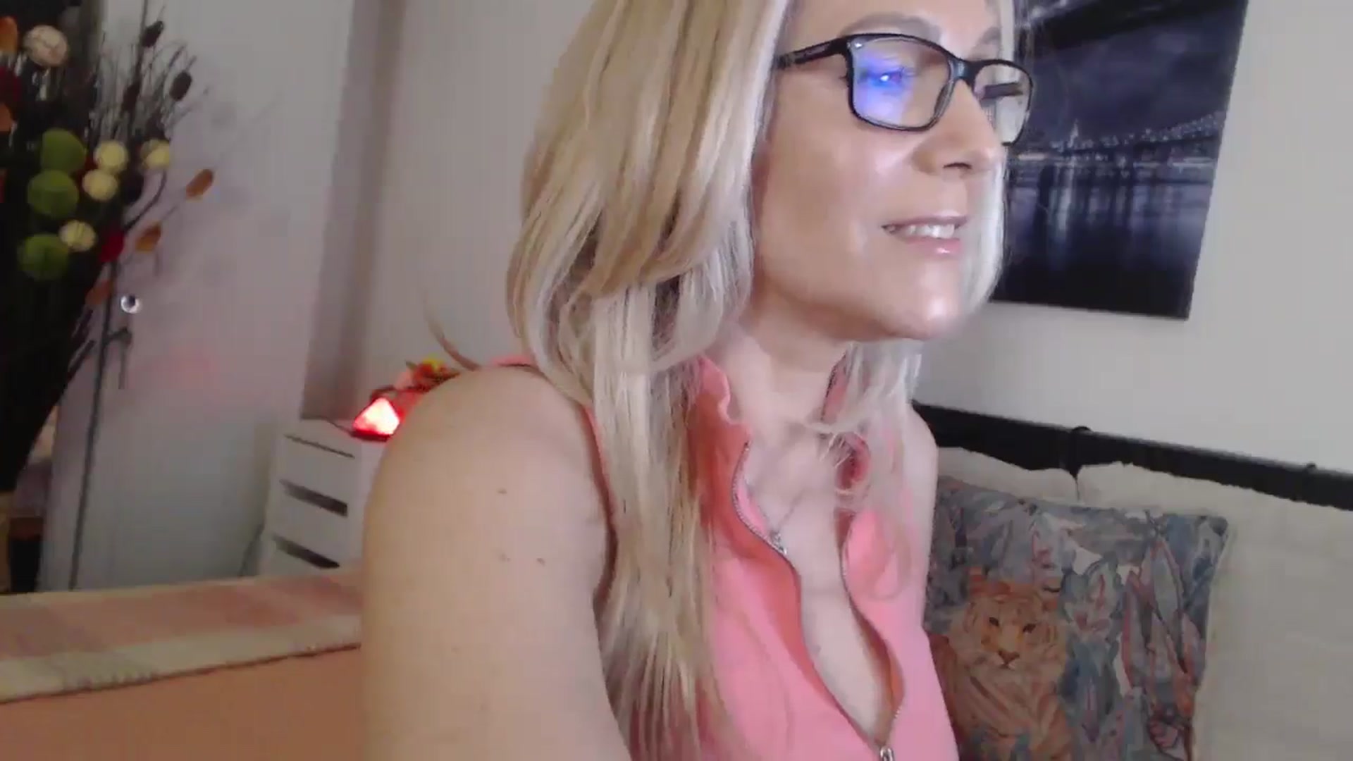 Gallery image thumbnail from Reeya71's myfreecams stream on, 04/11/2025, 04:11 image 5 of 20