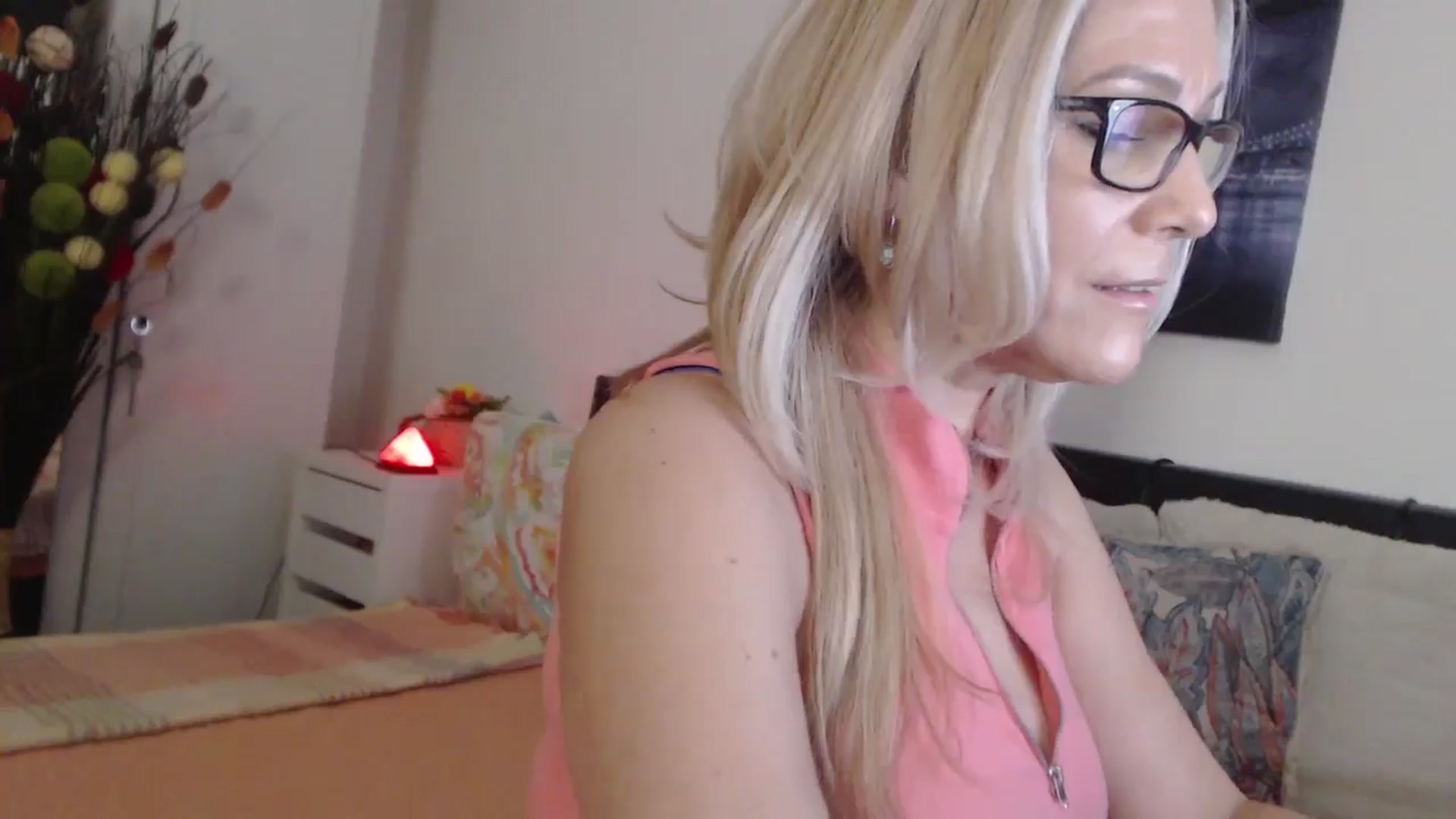 Gallery image thumbnail from Reeya71's myfreecams stream on, 04/11/2025, 04:11 image 16 of 20