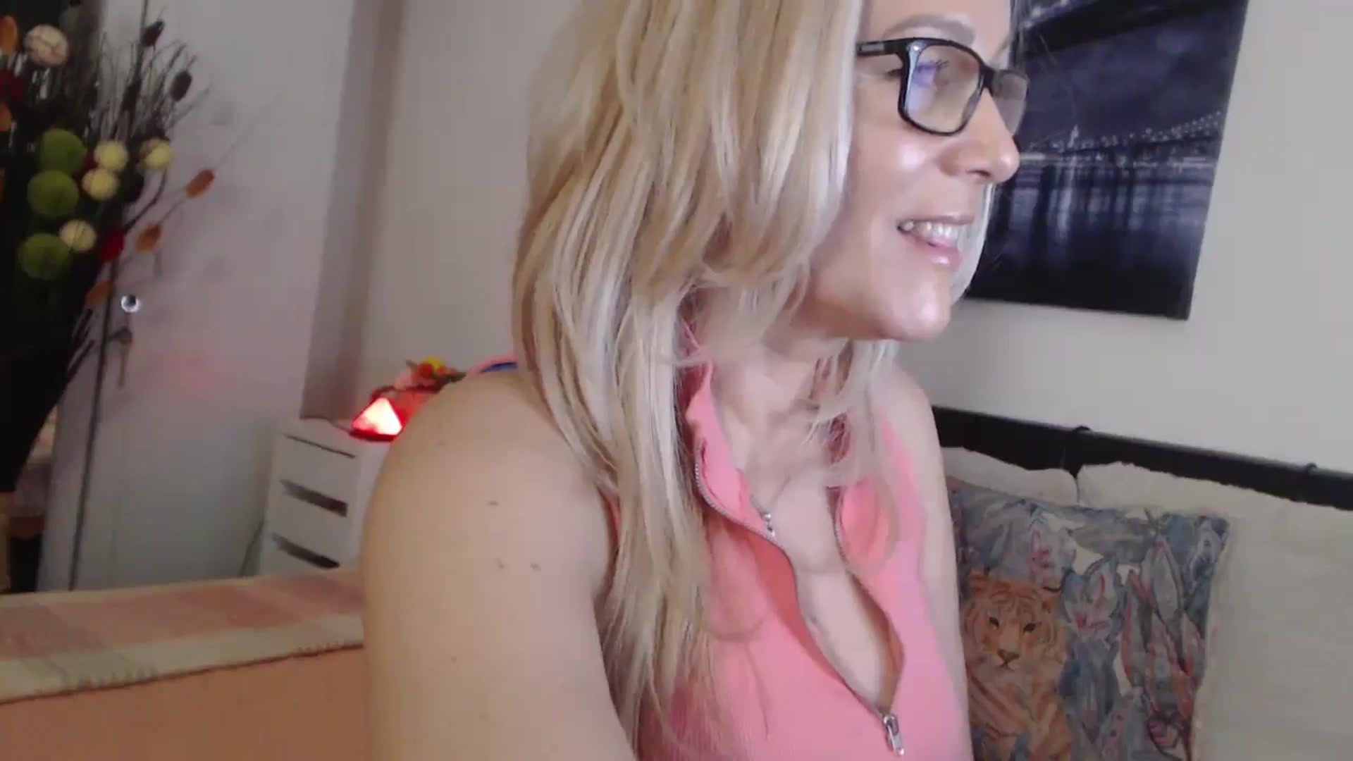 Gallery image thumbnail from Reeya71's myfreecams stream on, 04/11/2025, 04:11 image 8 of 20