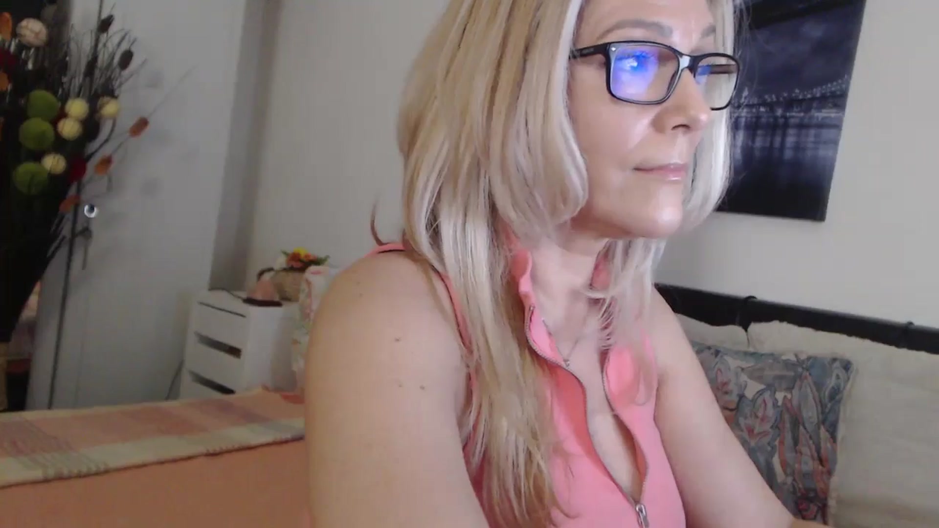 Gallery image thumbnail from Reeya71's myfreecams stream on, 04/11/2025, 04:11 image 4 of 20