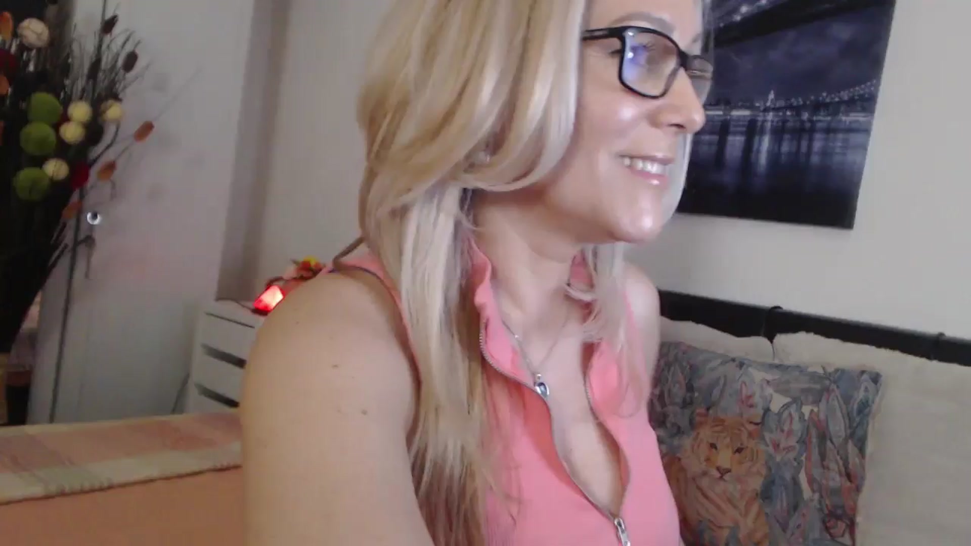 Gallery image thumbnail from Reeya71's myfreecams stream on, 04/11/2025, 04:11 image 1 of 20