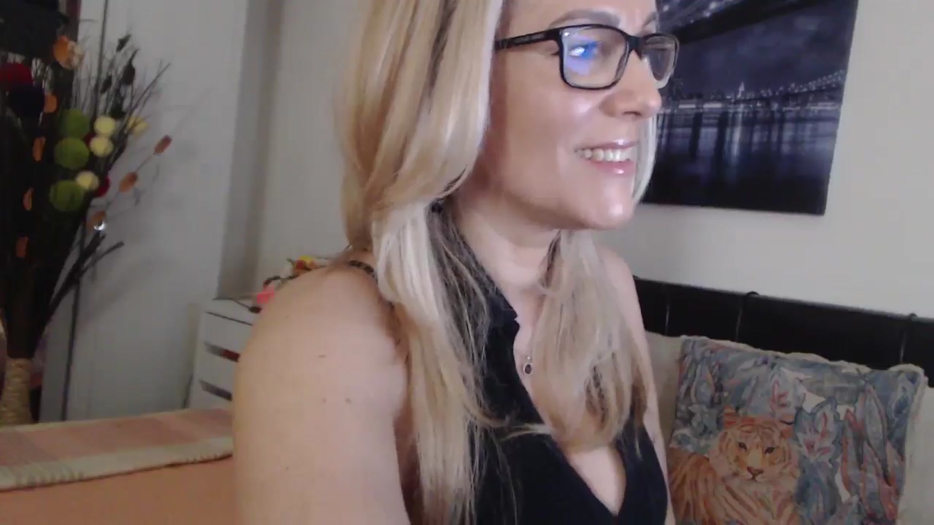 Gallery image thumbnail from Reeya71's myfreecams stream on, 04/14/2025, 01:26 image 10 of 20