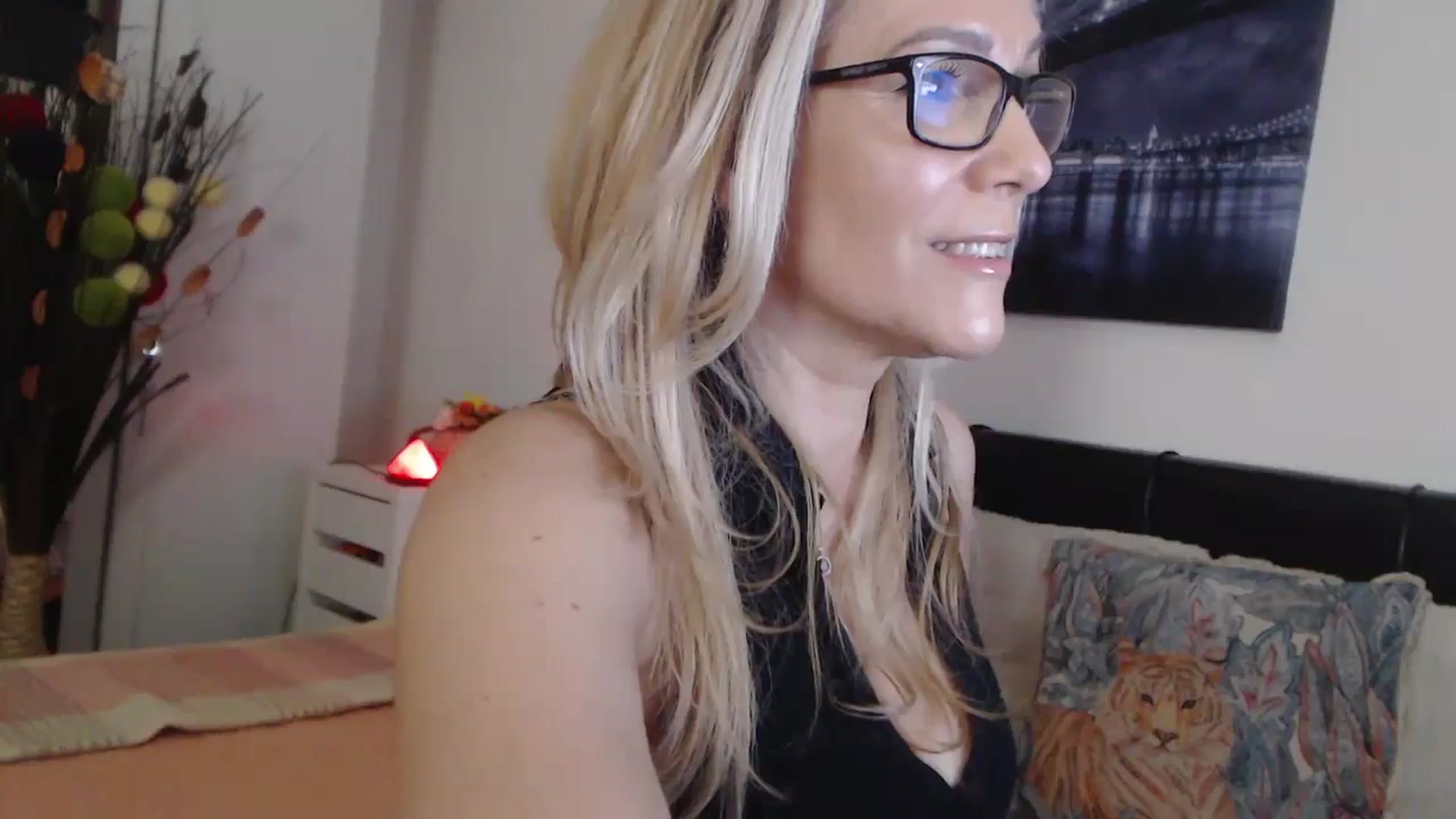 Gallery image thumbnail from Reeya71's myfreecams stream on, 04/14/2025, 03:48 image 9 of 20