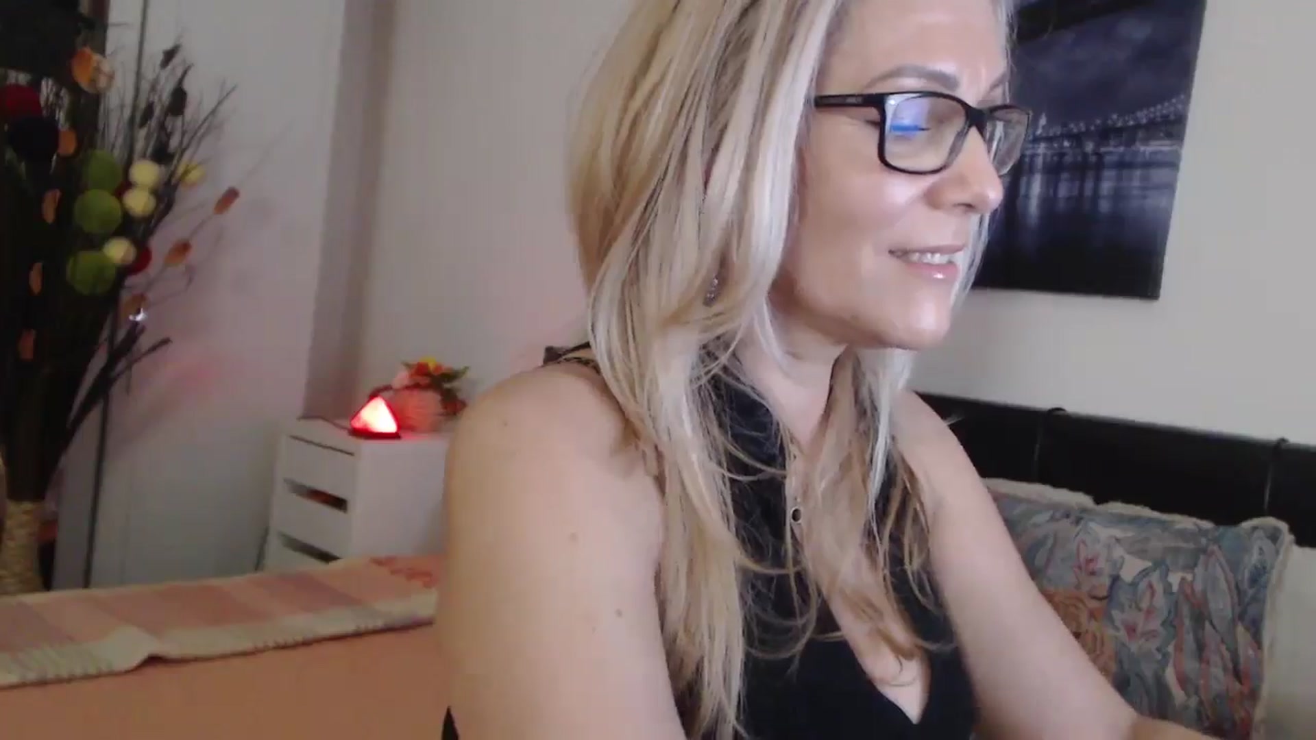 Gallery image thumbnail from Reeya71's myfreecams stream on, 04/14/2025, 03:48 image 16 of 20