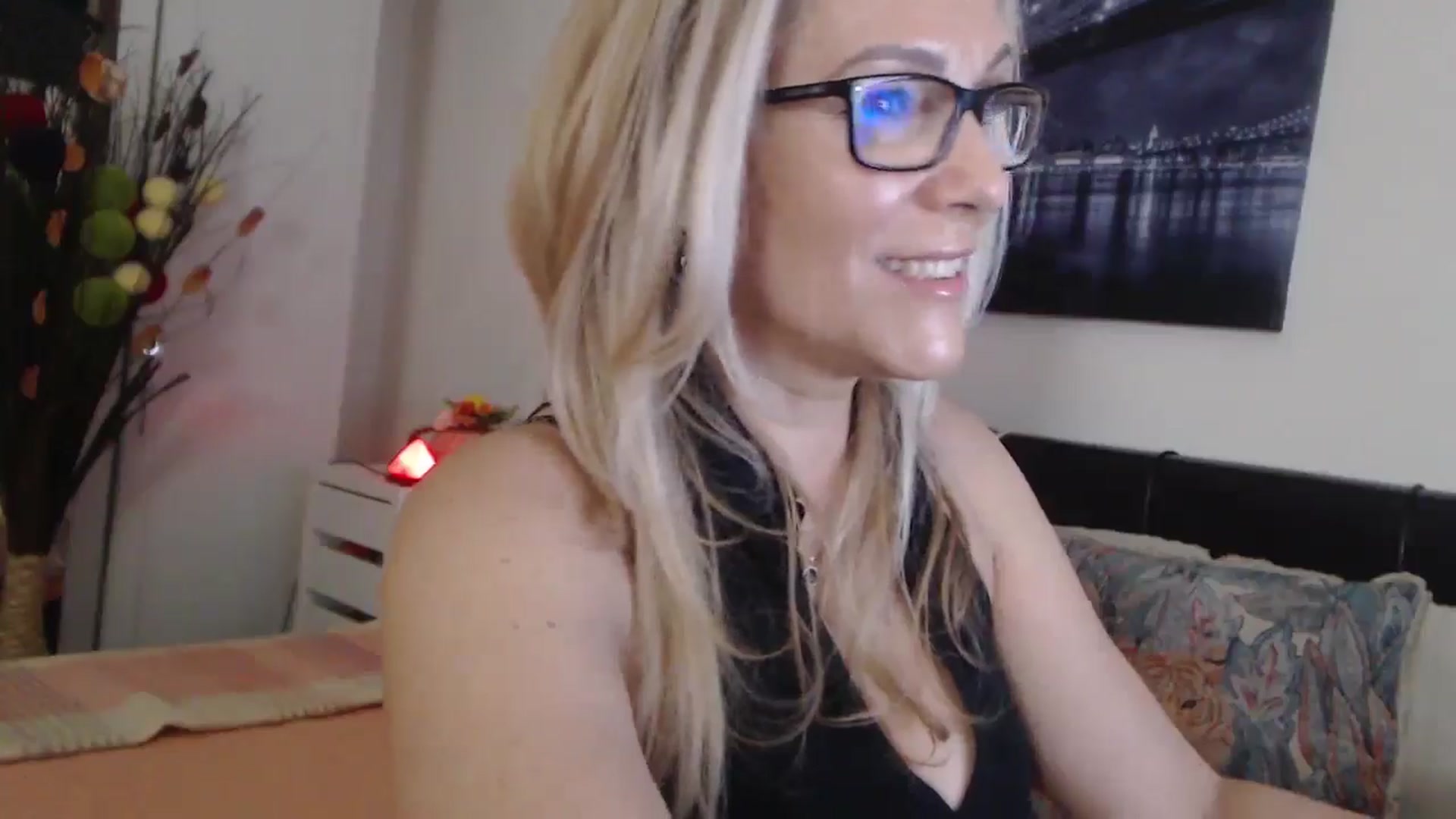 Gallery image thumbnail from Reeya71's myfreecams stream on, 04/14/2025, 03:48 image 15 of 20