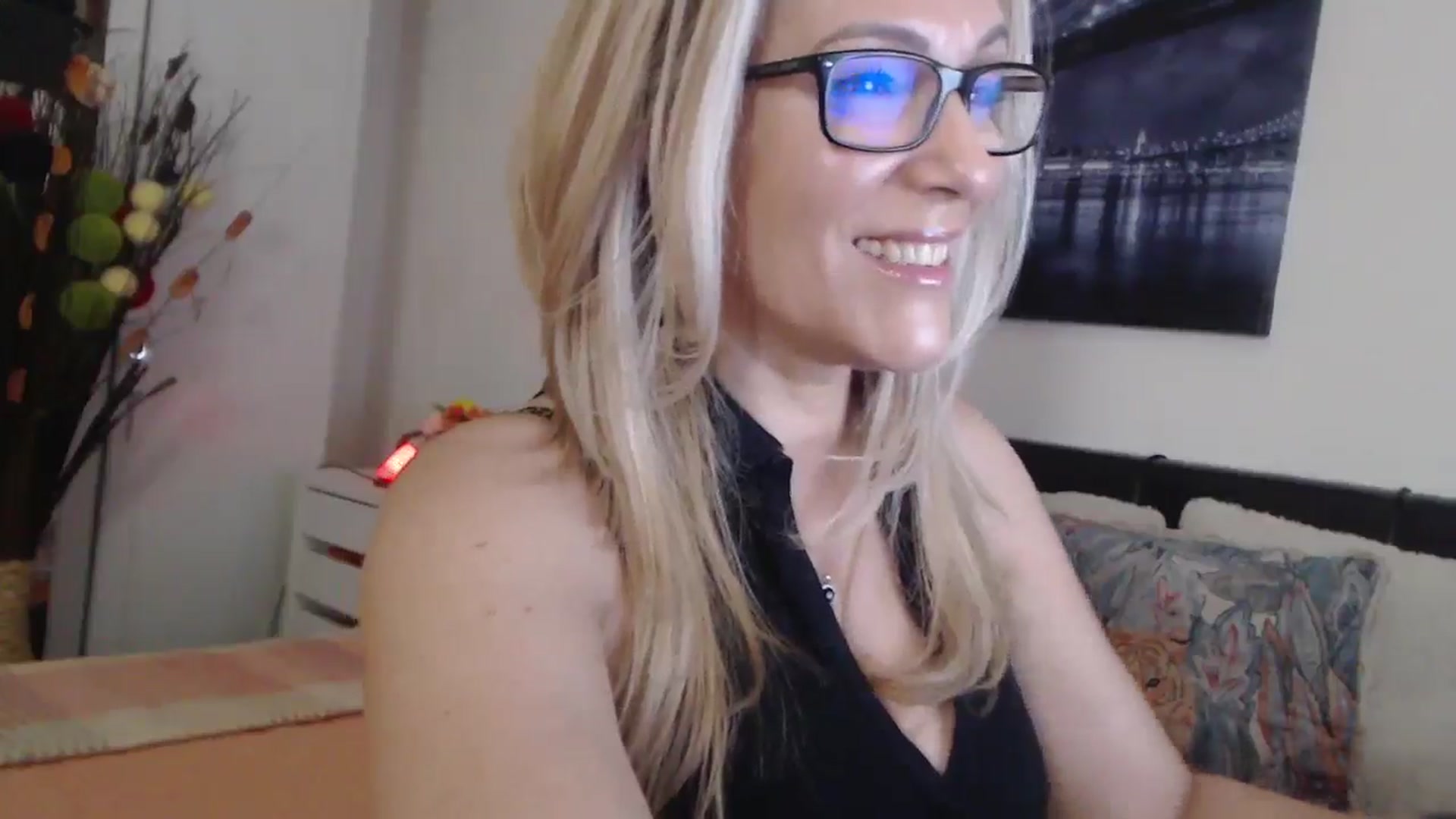 Gallery image thumbnail from Reeya71's myfreecams stream on, 04/14/2025, 04:51 image 10 of 20