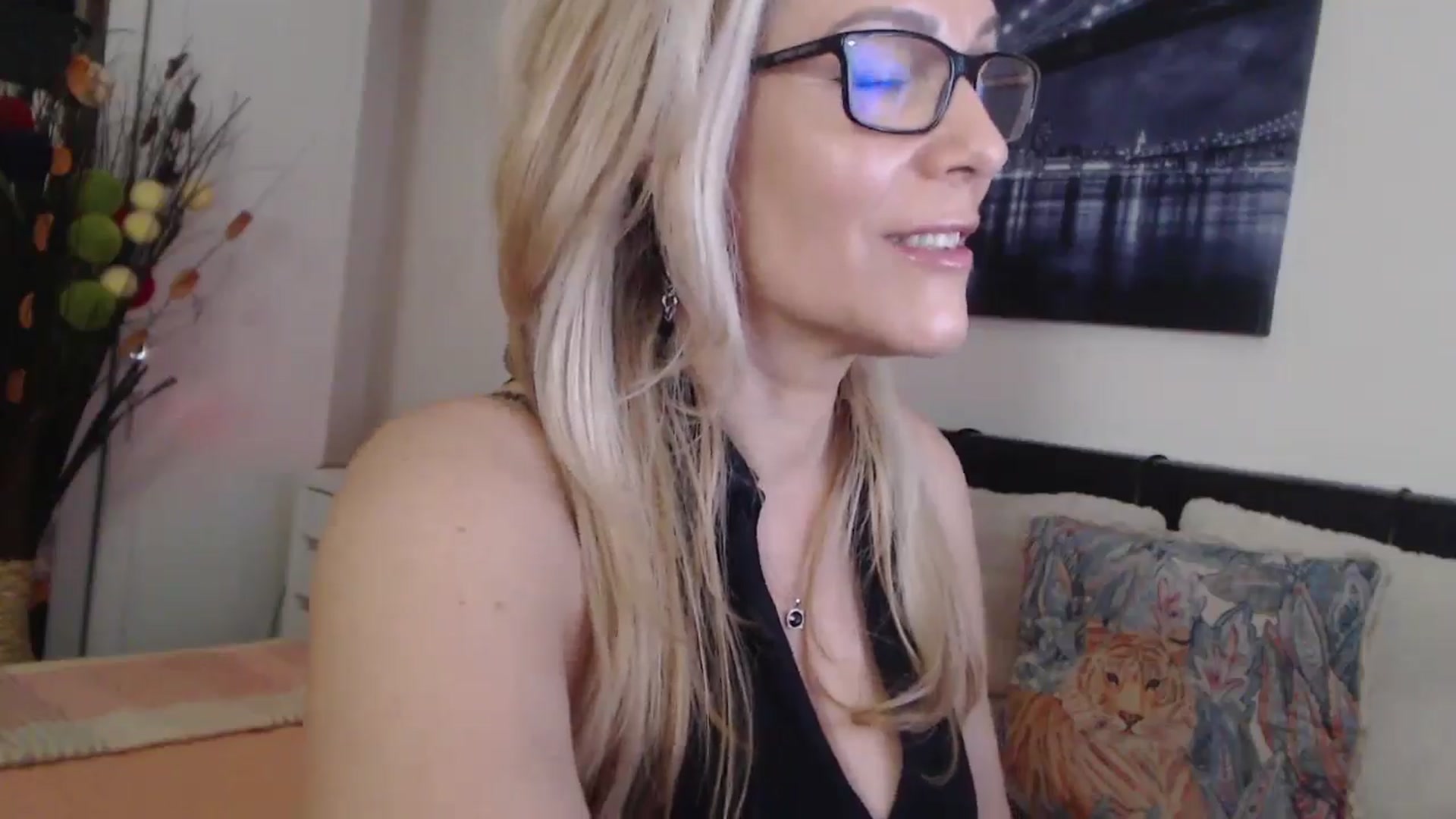 Gallery image thumbnail from Reeya71's myfreecams stream on, 04/14/2025, 04:51 image 17 of 20